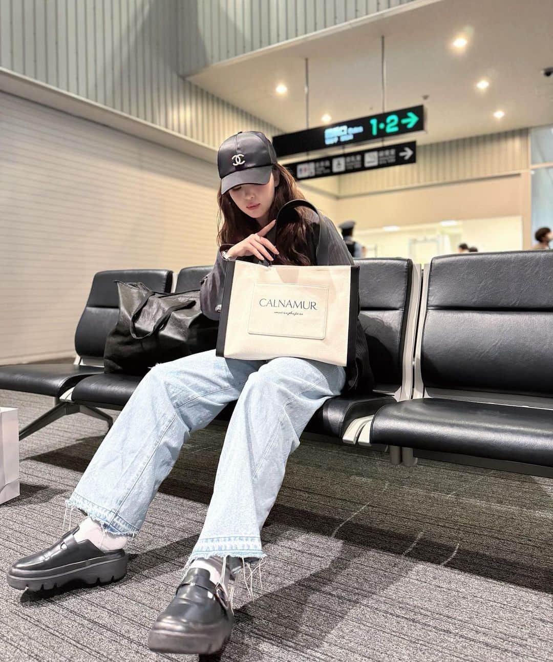 藤田ニコル（にこるん）さんのインスタグラム写真 - (藤田ニコル（にこるん）Instagram)「空港コーデ🖤 @calnamur_official の トラベルトートバッグの 新色ブラックがでて便利すぎる🫶  ジャケットもカルナ🖤」10月10日 19時11分 - 2525nicole2