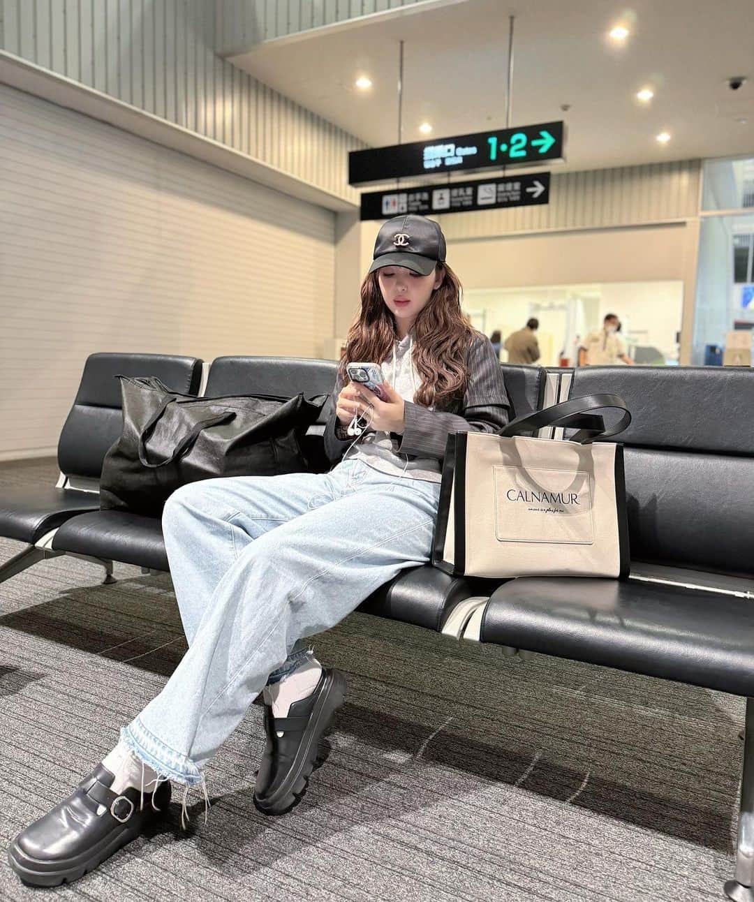 藤田ニコル（にこるん）のインスタグラム：「空港コーデ🖤 @calnamur_official の トラベルトートバッグの 新色ブラックがでて便利すぎる🫶  ジャケットもカルナ🖤」