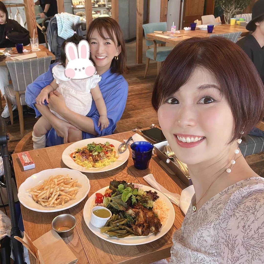 小松千絵のインスタグラム：「先日、ひさしぶりに岡山時代の先輩の守口さんと可愛いお子さんに会いました✨ 娘さんが相変わらず可愛くて可愛くてずっと見ていました😍❤️ ほわほわむちむちで癒されました〜🤤🤤  #守口香織 #小松千絵 #アナウンサー #ラジオパーソナリティ #ラジオパーソナリティー #ラジオ #radio #radiko #山梨放送 #ybsラジオ」
