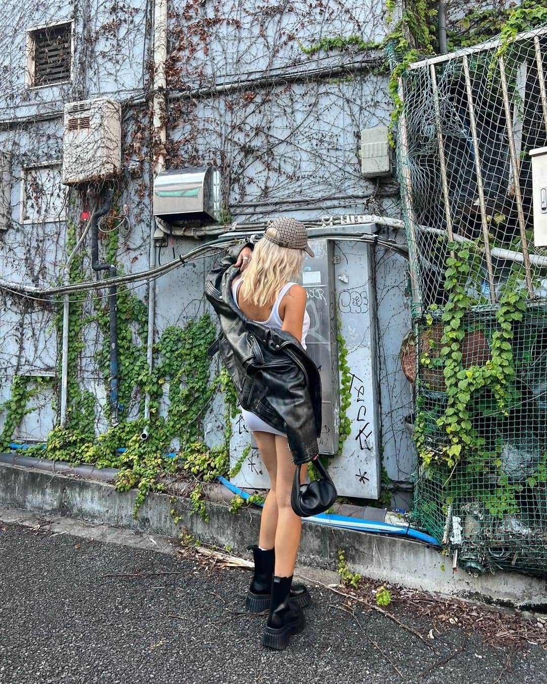のインスタグラム：「📟🩶🖤 　 　　 たぶん今年の私の メインアウターである @prankproject_official の Vintage風のLeather jacket🩶 　　 まだ硬いから早く馴染むように着倒す❤️‍🔥 　　 　　 最近めっちゃ履いてる shortboots は @camper_japan 🖤」