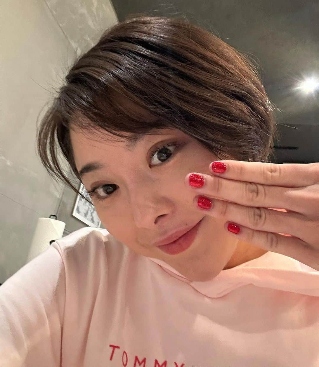 野田すみれのインスタグラム：「麻布十番にあるプルミエラムールさん　@nail_premier_amour  でネイルしてきました〜💅 手元がキラキラでテンションあがる〜🎶❤️ ありがとうございました！！💕  #プルミエラムール #ジェルネイル #秋ネイル #芝ゴルフスタジオ　@shibagolf_studio」