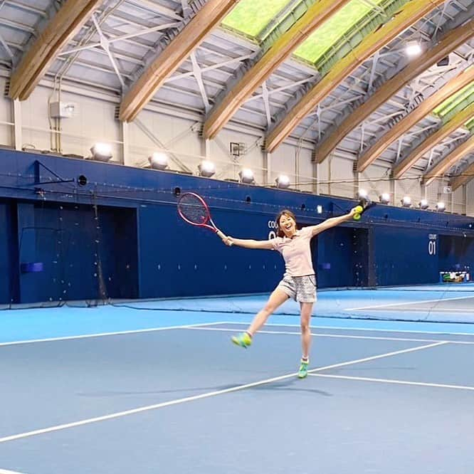 楪望のインスタグラム：「* 久しぶりに区民大会とやらに出てきまして🎾 個人的にはちょっぴり雪辱を果たせた試合🥹 去年の同じ大会では予選で負けて悔しい思いをしたもので（しかも団体戦…自分の負けで落としてしまったのです😕）  今年は予選全勝できて、1位トーナメントに進出できたのが嬉しかったー！というお話🥹 チームに少しは貢献できたかなーーと🙌 トーナメントではすこーん！と負けてしまいましたがね😇  そんなこんなで。 スポーツの秋🍂感じてきました🔥 #テニス #tennis #区民大会 #港区 #在勤 #港区女子 ←一度言ってみたかった笑 #スポーツの秋 #秋 #autumn #有明テニスの森 #試合 #🎾 #🍂」