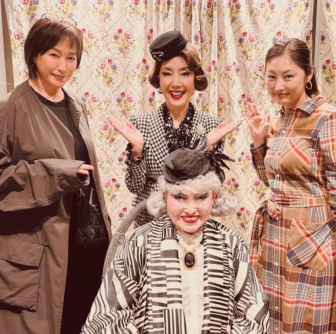 高島礼子さんのインスタグラム写真 - (高島礼子Instagram)「「ハロルドとモード」 観てきました🧐 歴代のママ役が、揃いました✨ （来年は秋元奈緒美さんもお誘いしよう☺️） 演出は、人が変われば変わるもの、と 前回の常盤貴子ちゃん、今回の戸田恵子さん 微妙に違くて 大変見応えのある作品だな、と思いました。 来年は、と 楽しみになります❣️  #ハロルドとモード #黒柳徹子さん #戸田恵子さん #常盤貴子さん #揃いました #何回見ても  #EXシアター六本木」10月10日 19時23分 - reico.official