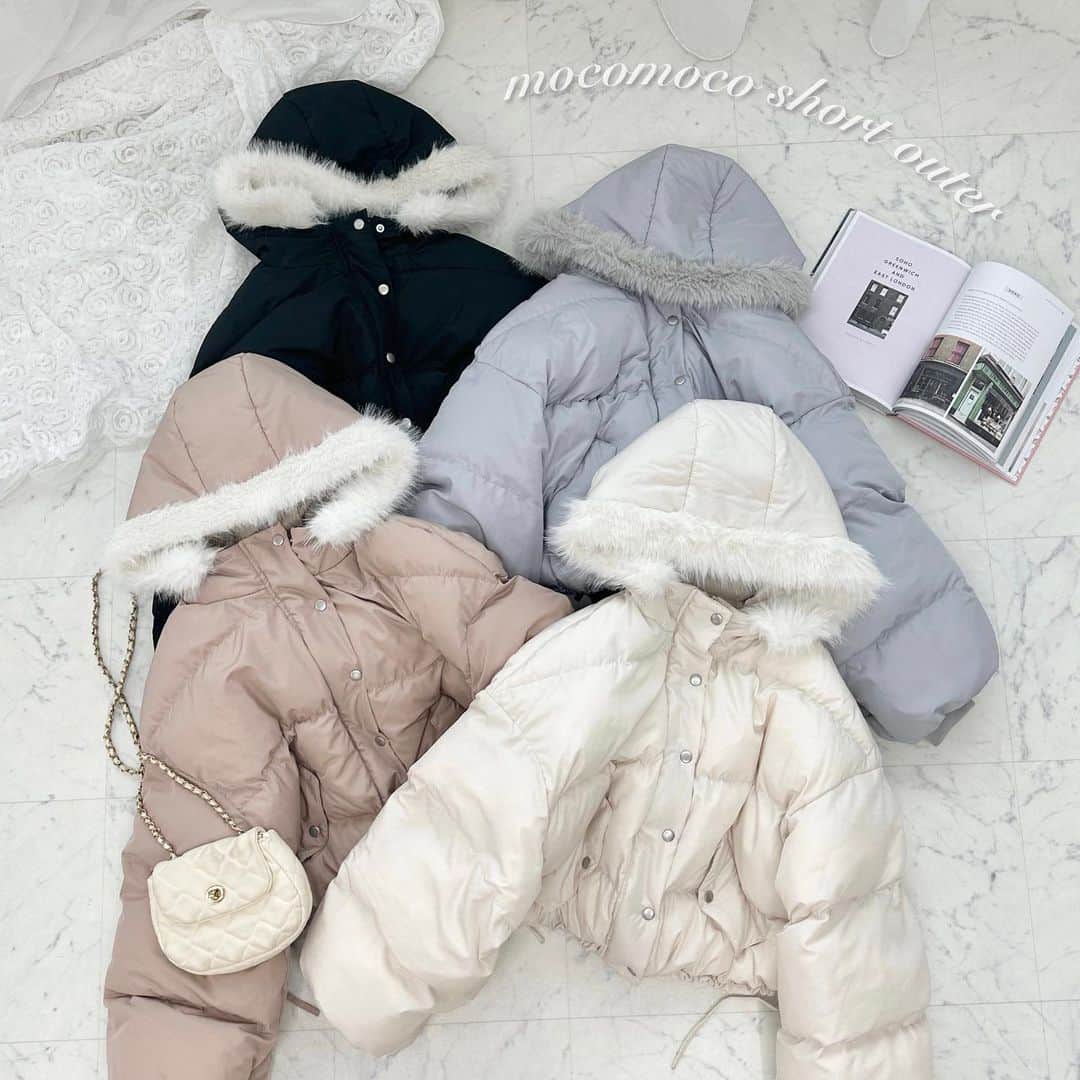 apres jour(アプレジュール) のインスタグラム：「【new arrival🎀】10/12(thu) 21:00〜 ⁡ トレンドに左右されない定番アウター♡ 中綿でもこもこあたたかく、シルエットが可愛い💕 フードにはファーがついていたり、 裾は紐リボンで絞れるデザインだったり カジュアル見えするアウターも 女の子らしいディテールが詰まった カジュアルガーリーなアイテム🎶 ⁡ #中綿ショートジャケット 商品番号🔎980797 サイズ…F/XL ￥5,995(taxin) ⁡ ⁡ こちらの画像はインスタ用に加工しておりますので、カラーの雰囲気が実際の商品と異なる場合がございます。 商品ページにてカラーのご確認をお願い致します。 ⁡ #ZOZOでしか買えない #アプレジュール #アプレ部」