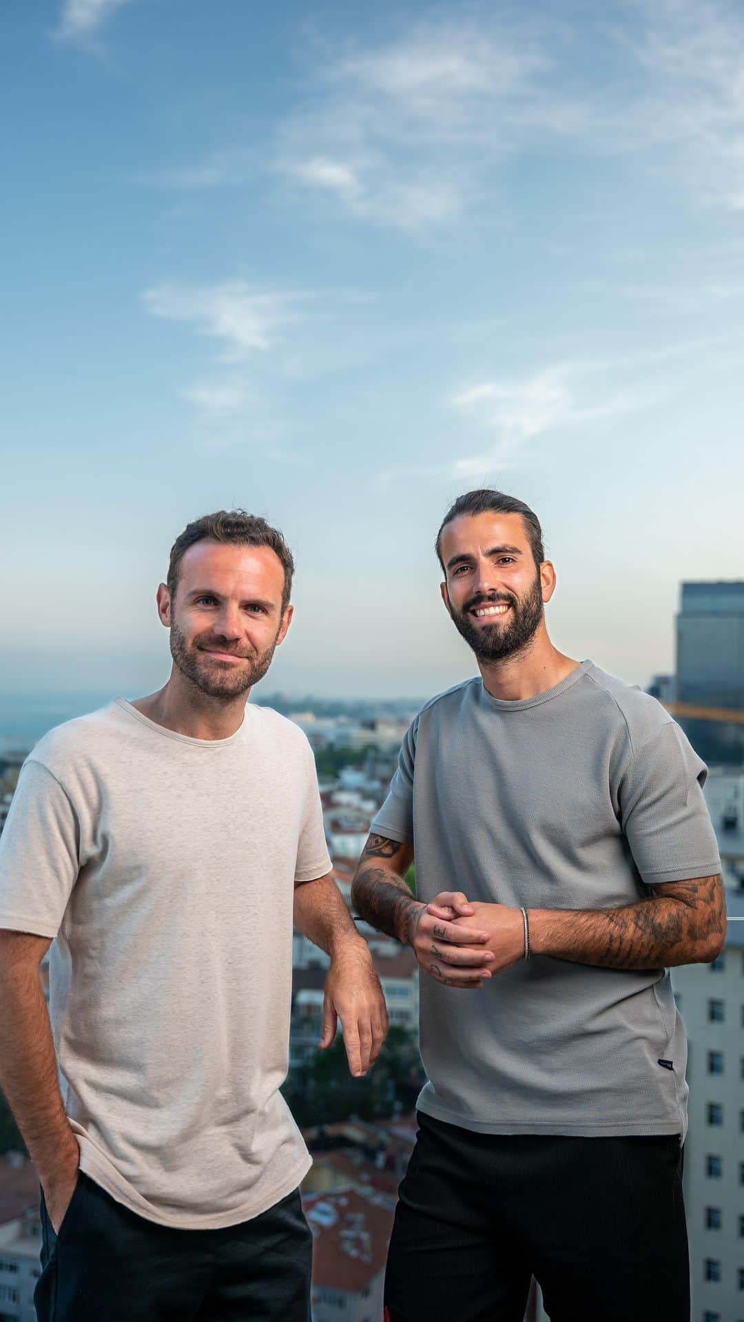 フアン・マタのインスタグラム：「I am truly excited to kick-off my journey with @commongoalorg on the topic of Mental Health.   Earlier this year I met @juanmatagarcia to talk about the movement and the role that we can play as athletes in raising awareness about this important topic while improving the culture within the game itself.  Over the next year, I will be joining conversations with Juan and other athletes, coaches and other people across football to discuss, reflect and better understand how we can all together make football a supportive environment for everyone.」