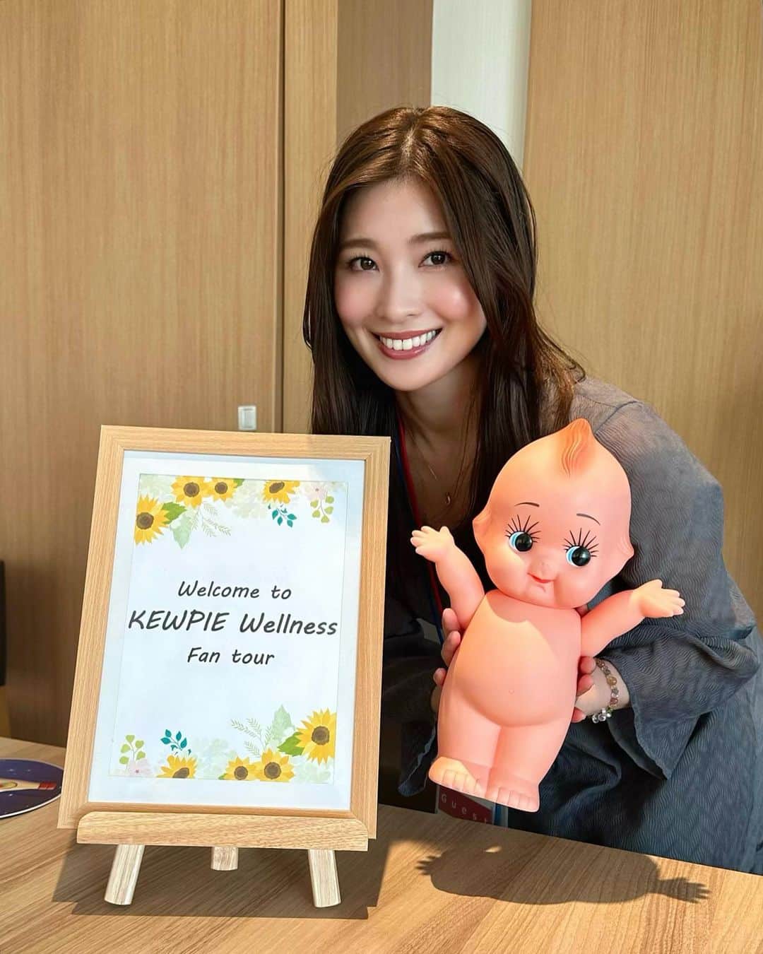 土屋炎伽のインスタグラム：「✴︎  とあるご縁をきっかけに キユーピーさんの"ファンツアー"に参加しました☺️  キユーピーといえばマヨネーズのイメージですが、 実はヒアルロン酸の原料出荷量が国内No.1🫢✨ マヨネーズ作りに欠かせない卵とお酢の素材を 最大限活用して、スキンケア商品や栄養補助食品を 展開しているんです😳🌼  そもそもヒアルロン酸とはどんなものなのか、 30年以上の研究を重ねて開発した スキンケア製品についても 楽しく学ぶことが出来る充実したツアー☺️ いま実際に製品を使ってみているので 成果はまた共有しますね😉  ちなみにツアーで初めて知ったプチ知識なのですが、、 私はずっと『キューピー』だと思っていたら 正しくは『キユーピー』とのこと😶😶 "ユ"が小文字ではなく大文字だと知ってびっくりでした🤭」