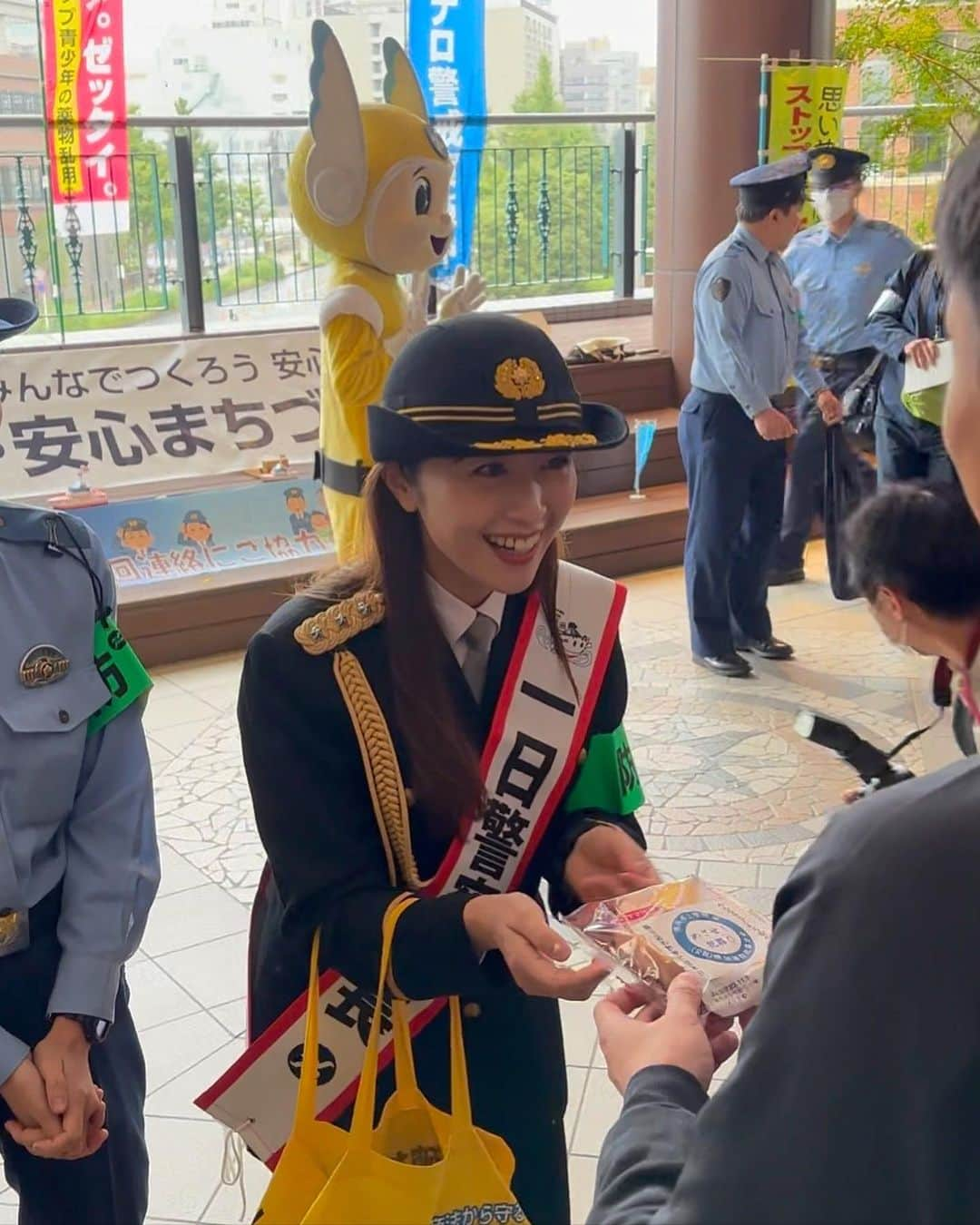 小山愛理さんのインスタグラム写真 - (小山愛理Instagram)「⁡ 昨日、10/9(月)横浜水上警察署にて一日警察署長を務めさせていただきました！ 犯罪ゼロへの協力を呼びかけさせていただきました👮🏻 地域の安全はぜひ地域で守りましょう ⁡ このような貴重な経験をさせていただいた横浜水上警察署のみなさま、本当にありがとうございました✨ ⁡ 水上警察署ということで8隻の船を所有し、日頃から神奈川の海の安全を守ってくれています！ 本当ならば船に乗ってパトロールさせていただく予定でしたが、雨天のため残念ながら決行ならず…とても悔やまれます😂 ⁡ 悪天候の中お越しくださったみなさん、足を止めてくださったみなさん、本当にありがとうございました✨ ⁡ ⁡ ⁡ #横浜水上警察#一日警察署長#みなとみらい#横浜」10月10日 19時17分 - koyama_airi