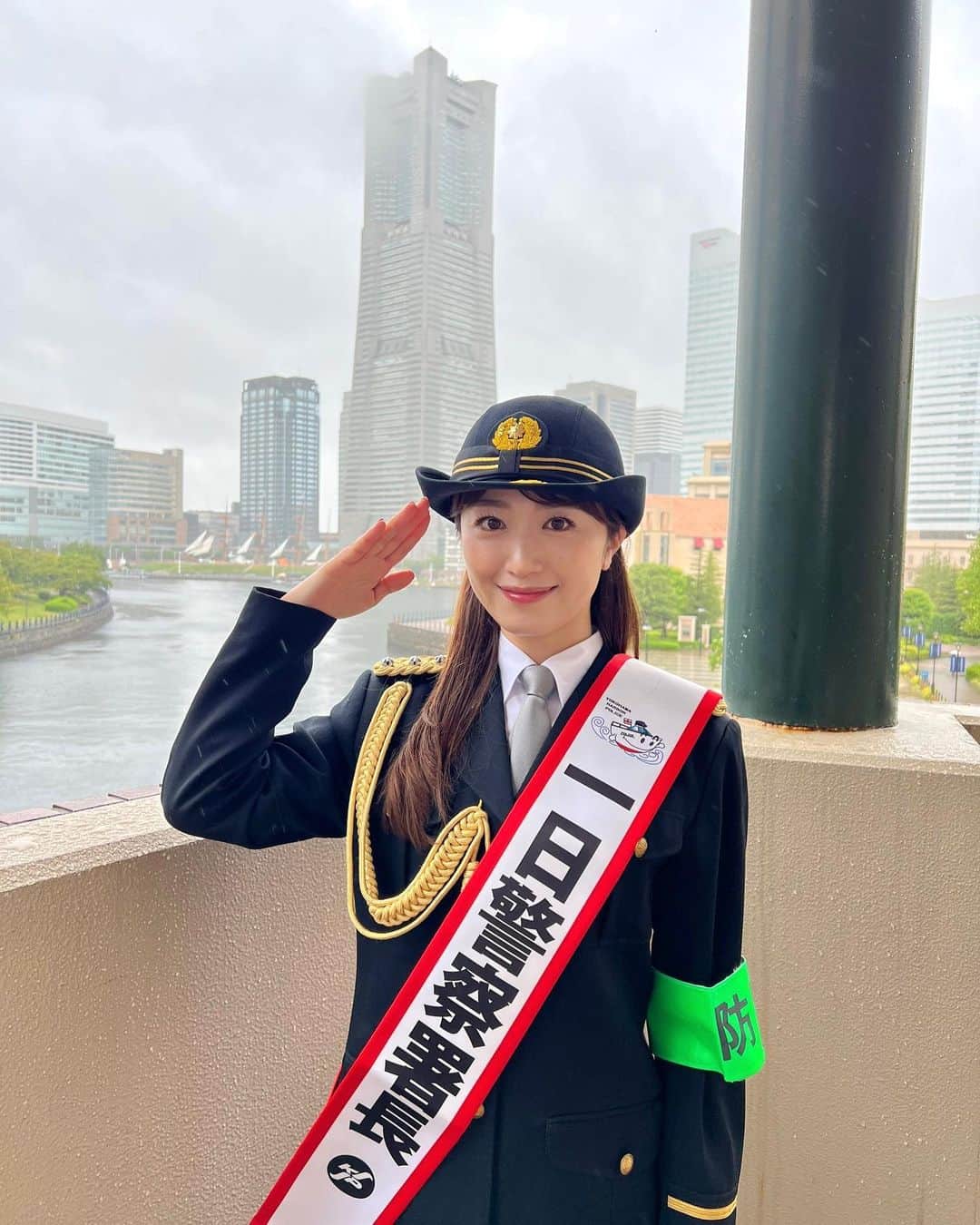 小山愛理のインスタグラム：「⁡ 昨日、10/9(月)横浜水上警察署にて一日警察署長を務めさせていただきました！ 犯罪ゼロへの協力を呼びかけさせていただきました👮🏻 地域の安全はぜひ地域で守りましょう ⁡ このような貴重な経験をさせていただいた横浜水上警察署のみなさま、本当にありがとうございました✨ ⁡ 水上警察署ということで8隻の船を所有し、日頃から神奈川の海の安全を守ってくれています！ 本当ならば船に乗ってパトロールさせていただく予定でしたが、雨天のため残念ながら決行ならず…とても悔やまれます😂 ⁡ 悪天候の中お越しくださったみなさん、足を止めてくださったみなさん、本当にありがとうございました✨ ⁡ ⁡ ⁡ #横浜水上警察#一日警察署長#みなとみらい#横浜」