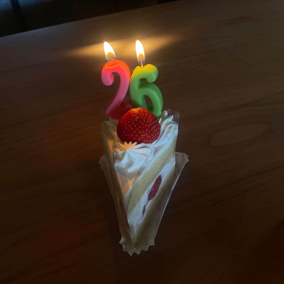 七原月乃のインスタグラム：「26歳2日目🌒🌓」