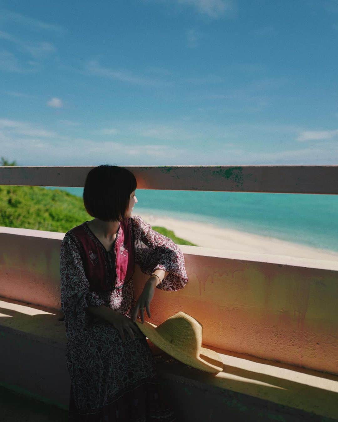 のインスタグラム：「ぼけーっと海眺めてはのんびーり。 ゆったり流れる沖縄時間がだいすきです。 見渡す限りに広がる美しい景色を、目にしっかり焼き付けておこうと思った。」