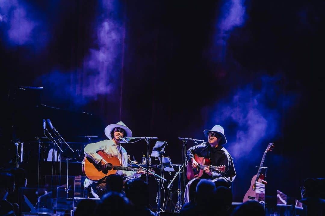 大橋トリオのインスタグラム：「. 🕊お知らせ  #ohashiTrio & #THECHARMPARK LIVE TOUR 2023 開催決定🎸  大阪・愛知・福岡・東京 石川・北海道の6都市8公演です。  チケット受付🎫 10月17日(火)12:00正午～ ファンクラブ先行予約受付開始です。 ご来場お待ちしております。  ohashiTrio & THE CHARM PARK LIVE TOUR 2023  12月3日（日）大阪・Billboard Live Osaka（１部） 12月3日（日）大阪・Billboard Live Osaka（２部） 12月5日（火）愛知・名古屋市千種文化小劇場 12月8日（金）福岡・電気ビルみらいホール 12月10日（日）東京・Billboard Live Tokyo（１部） 12月10日（日）東京・Billboard Live Tokyo（２部） 12月18日（月）石川・金沢市文化ホール 12月22日（金）北海道・ザ・ルーテルホール   #大橋トリオ」