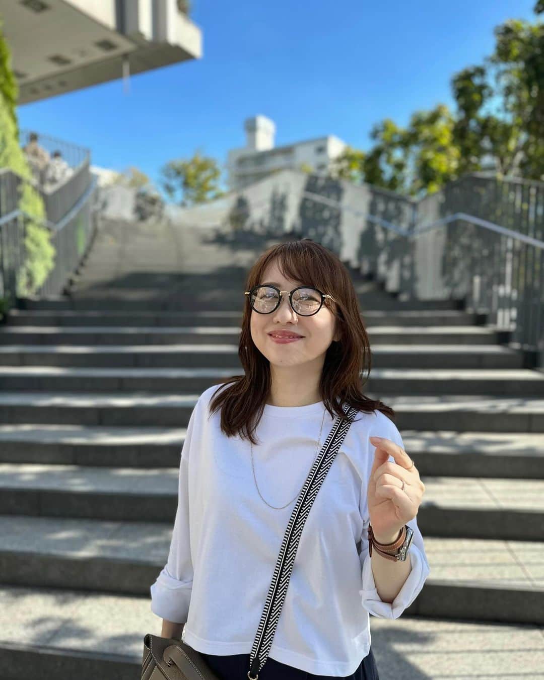 あいりのインスタグラム：「人生2回目のスカイツリー。  今日はお仕事でスカイツリーの近くに行ってきました☺️  当たり前ですが、スカイツリーは高いですね👀‼️✨ 圧巻でした👏  #カジュアルコーデ  #ママコーデ  #ママファッション  #40代コーデ  #40代ファッション #スカイツリー」
