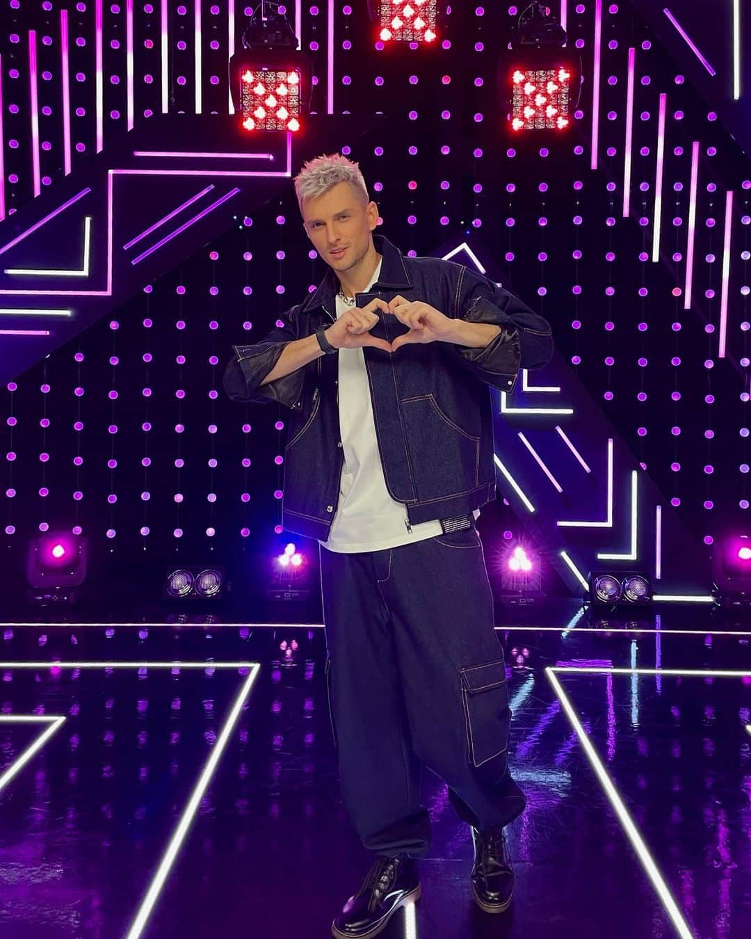 RU.TVのインスタグラム：「«СТОЛ ЗАКАЗОВ» на RU.TV начинается! Макс Кобзов ждёт тебя в прямом эфире⭐️  💌Не упусти уникальную возможность передать привет или поздравить своих близких! Оставляй комментарии под фото, а самые яркие и интересные сообщения мы озвучим в прямом эфире.  За образ ведущего благодарим @ritmika_store и @unode50_ru」