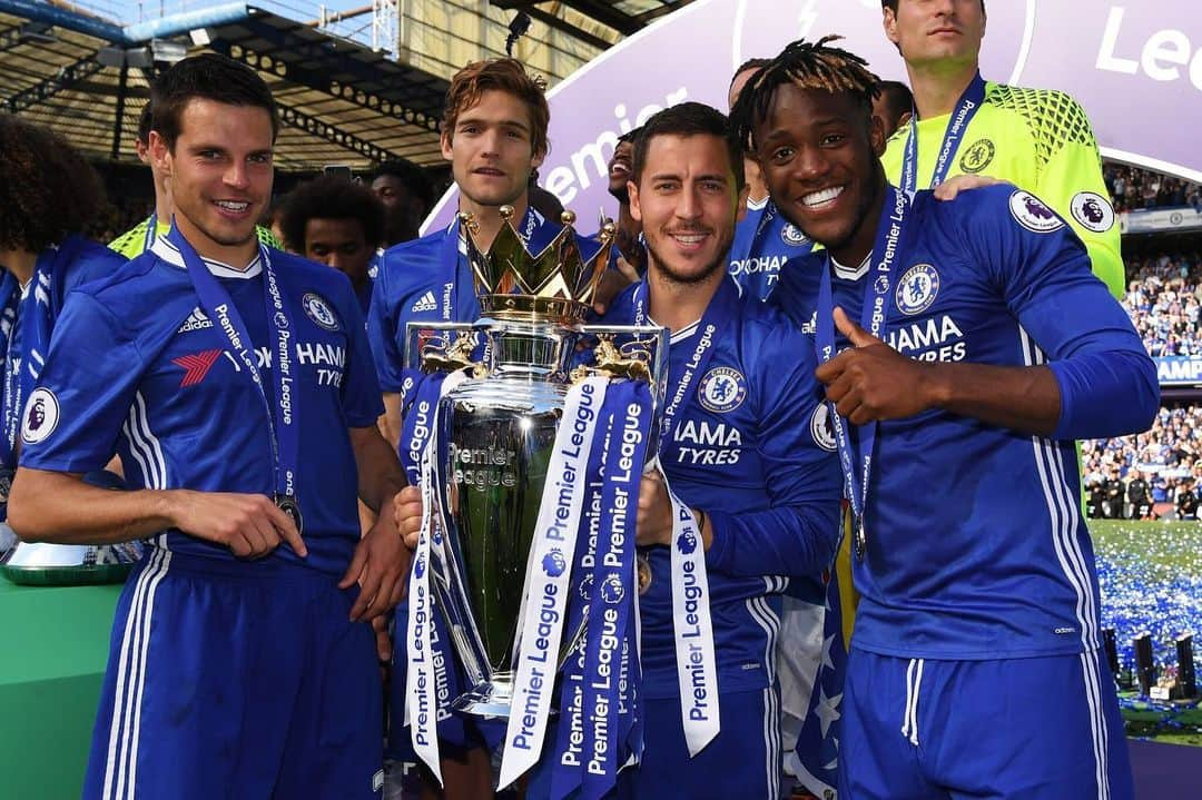 マルコス・アロンソ・メンドーサのインスタグラム：「What a player and what a great career! All the best in your next move hermano! You and your family deserve the best! @hazardeden_10」