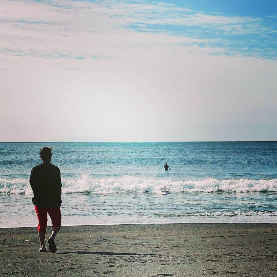 のインスタグラム：「週末、早朝の海さんぽ ※次男坊撮影」