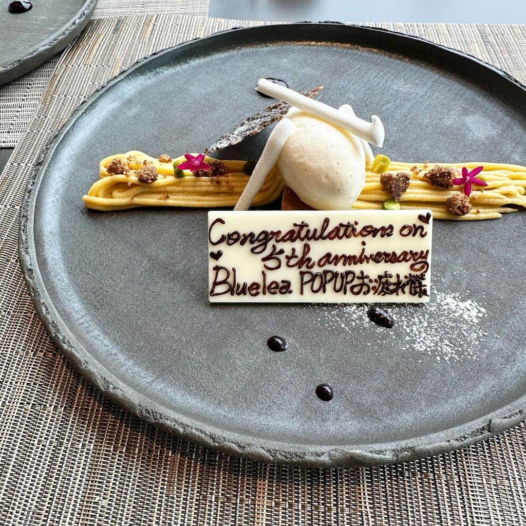のインスタグラム：「先日のお疲れ様会🍽️🥂 あっという間の5周年...  いつも本当にありがとう🫶🏻 言葉にならない程感謝してます🥰🤍  次は伊勢丹🗼 よろしくね😆🙌🏻  @ki_____na2022  @nana_b42」