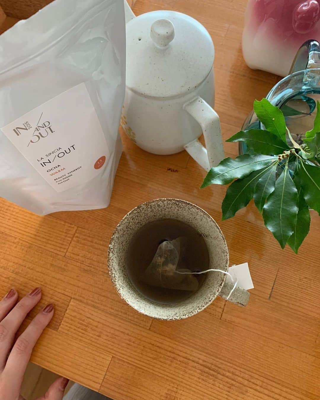 前坂美結のインスタグラム：「🫖🌿✨　  . このお茶とスキンケア、実は両方同じ "IN/OUT"というビューティーブランド🩵  . 身体の内側(IN)と外側(OUT)、両方から本来の美しさを引き出すブランドがローンチされるよ✨  私はここ数年で特に実感してるんだけど、同じくライフスタイルが大きく変わった方も多いよね。 美容は心身共に健康を保ちながら充実した日々を送ることから。素敵なコンセプトだよね…♡  . IN/OUTの製品は、 熟成酒粕エキスやコメ発酵液(アルコールフリー)などの 日本の風土と食の恵みを大切にした和素材を厳選して使用しているみたい🌾しかも本来食べられる成分素材を中心に厳選してるんだって◎こだわりが詰まってる🤲　  . 1枚目のWARMのお茶を最近朝に飲んでるんだけど、 ジンジャー成分のお陰で身体がぽっかぽか😳　 5分だけでも飲みながら深呼吸すると一日元気に過ごせるから、とても大事な時間になってる。 こういう #インナーケア も美容の一部だよね。本当この数年で改めて感じてる(何回も言う)  4枚目の動画は #クレンジング の様子。 私の大好きな、なめらかでみずみずしい水溶性ゲル。 角質を柔らかくして汚れを浮き上がらせてくれるから肌の余分な汚れのみとってくれるの。洗い上がりもしっとり🤲  #スキンケア のシリーズについて✨ 化粧水は水分不足の肌に角質層まで潤いを届けてくれる柔らかなスプレータイプ。保水力を高めてくれるから乾燥が気になる方にもおすすめ◎ 美容液とクリーム はお肌に素早く浸透する発酵液が配合されてる。#発酵化粧品 大好きなんだよな…☺️ #エイジングケア にも特化してるみたい◎  . 身体の内側と外側から健康的に綺麗になりたいなって方、 10月10日にローンチするIN/OUT是非チェックしてみてね☑︎🩵　  . #PR  #ラシンシア #Lasincia  #ラシンシアインアウト  #ラシンシアINOUT  #プロユース　 #オールスキン #発酵スキンケア  #インナービューティー」