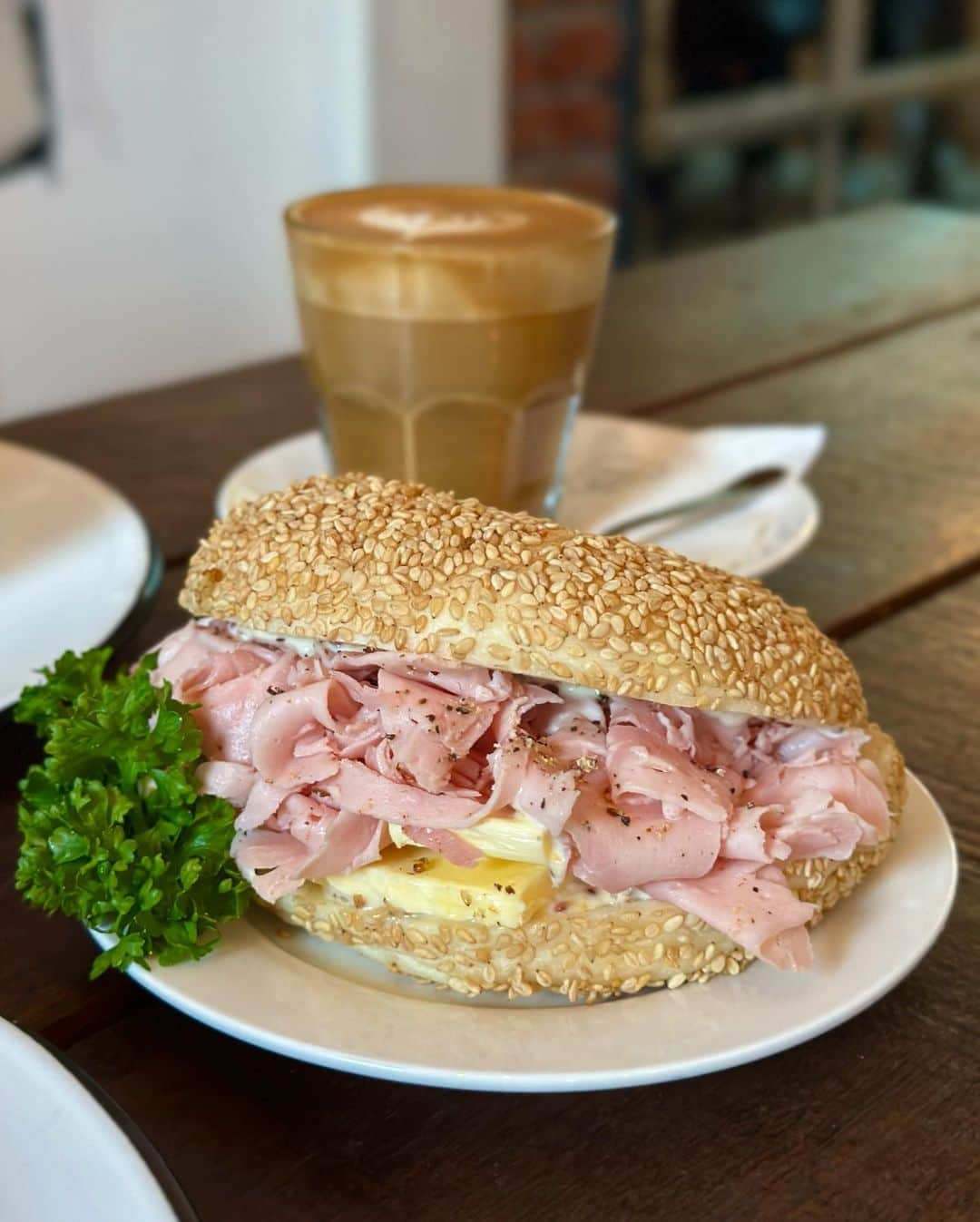 黒田麻理耶さんのインスタグラム写真 - (黒田麻理耶Instagram)「🇰🇷🥯 . 韓国に行ったら絶対行きたいと思っていた 「LONDON BAGEL MUSEUM」❣️ 8:00オープンで7:45に着いたら40組くらい並んでる😇 この日はあいにくの雨だったんだけど、 雨だからか意外と待たなくて8:20にはお店に入れた😆✌️ . テンションが上がってしまうベーグルの陳列🥯🥯🥯 どれも美味しそうで本当はもっと食べたかったけど 3種類だけにした🥹🥯 さと(@tomi_samy)はベーグル不得意なため←🤣 マッシュルームスープ🍄 . ■Pretzel butter salt bagel □Cinnamon Pecan bagel ■Jambon butter  □mushroom soup ■Flat white . もっっっっちもちですごく美味しい😆👍👍👍💕 今まで食べたベーグルの中で一番好き😍❤️ ダントツのもちもち感🥯たまらない🤤 ベーグルが好きな人は絶対絶対行って欲しいお店❣️ お値段は全部で4,000円ちょっとでした💴 . #LONDONBAGELMUSEUM #LONDONBAGELMUSEUM鳥山店 #런던베이글뮤지엄도산점 #ロンドンベーグルミュージアム #韓国  #韓国モーニング  #韓国グルメ #韓国カフェ  #韓国ベーグル  #ベーグル専門店 #韓国旅行  #まりさと旅行」10月10日 19時29分 - mariya_kuroda