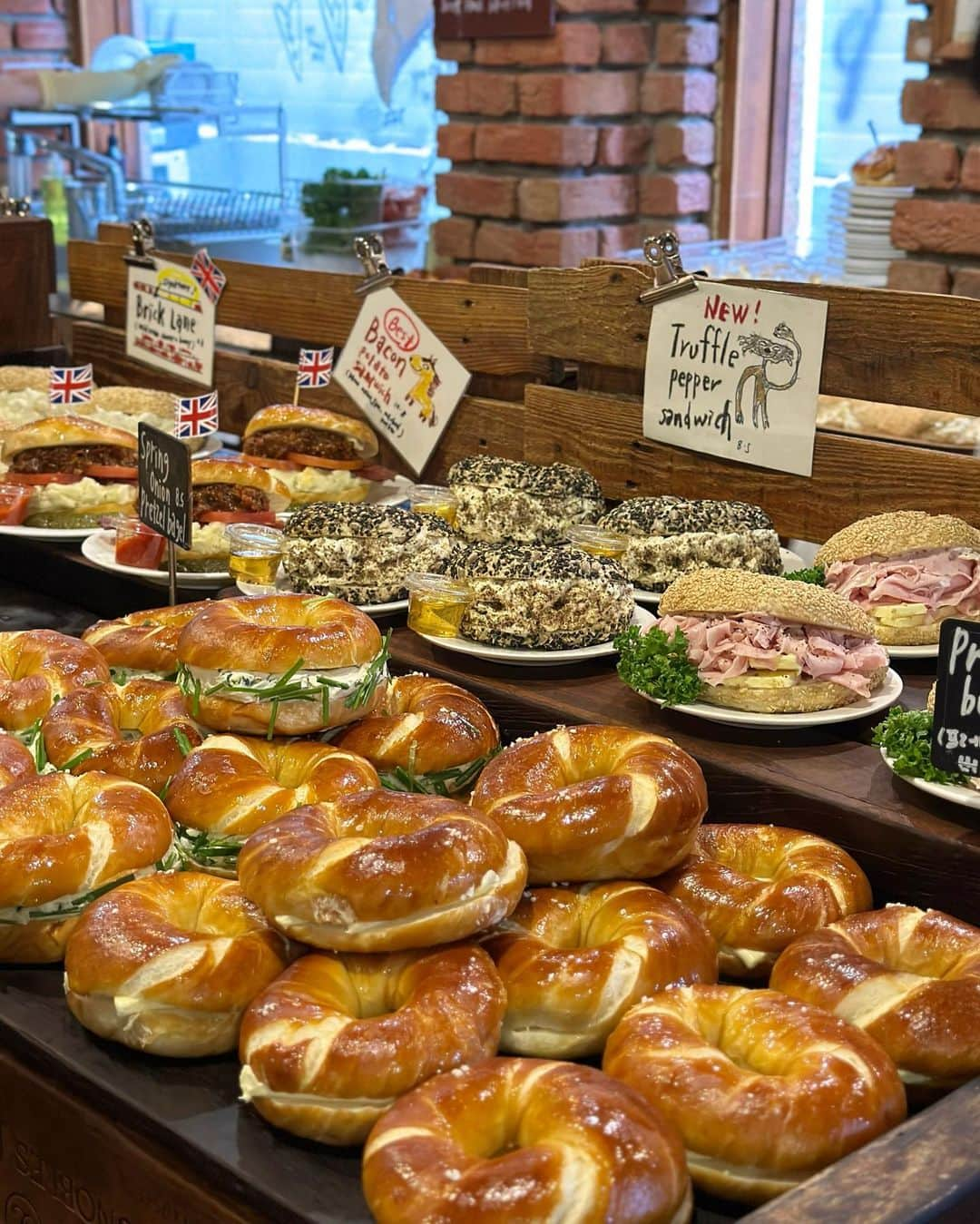 黒田麻理耶さんのインスタグラム写真 - (黒田麻理耶Instagram)「🇰🇷🥯 . 韓国に行ったら絶対行きたいと思っていた 「LONDON BAGEL MUSEUM」❣️ 8:00オープンで7:45に着いたら40組くらい並んでる😇 この日はあいにくの雨だったんだけど、 雨だからか意外と待たなくて8:20にはお店に入れた😆✌️ . テンションが上がってしまうベーグルの陳列🥯🥯🥯 どれも美味しそうで本当はもっと食べたかったけど 3種類だけにした🥹🥯 さと(@tomi_samy)はベーグル不得意なため←🤣 マッシュルームスープ🍄 . ■Pretzel butter salt bagel □Cinnamon Pecan bagel ■Jambon butter  □mushroom soup ■Flat white . もっっっっちもちですごく美味しい😆👍👍👍💕 今まで食べたベーグルの中で一番好き😍❤️ ダントツのもちもち感🥯たまらない🤤 ベーグルが好きな人は絶対絶対行って欲しいお店❣️ お値段は全部で4,000円ちょっとでした💴 . #LONDONBAGELMUSEUM #LONDONBAGELMUSEUM鳥山店 #런던베이글뮤지엄도산점 #ロンドンベーグルミュージアム #韓国  #韓国モーニング  #韓国グルメ #韓国カフェ  #韓国ベーグル  #ベーグル専門店 #韓国旅行  #まりさと旅行」10月10日 19時29分 - mariya_kuroda