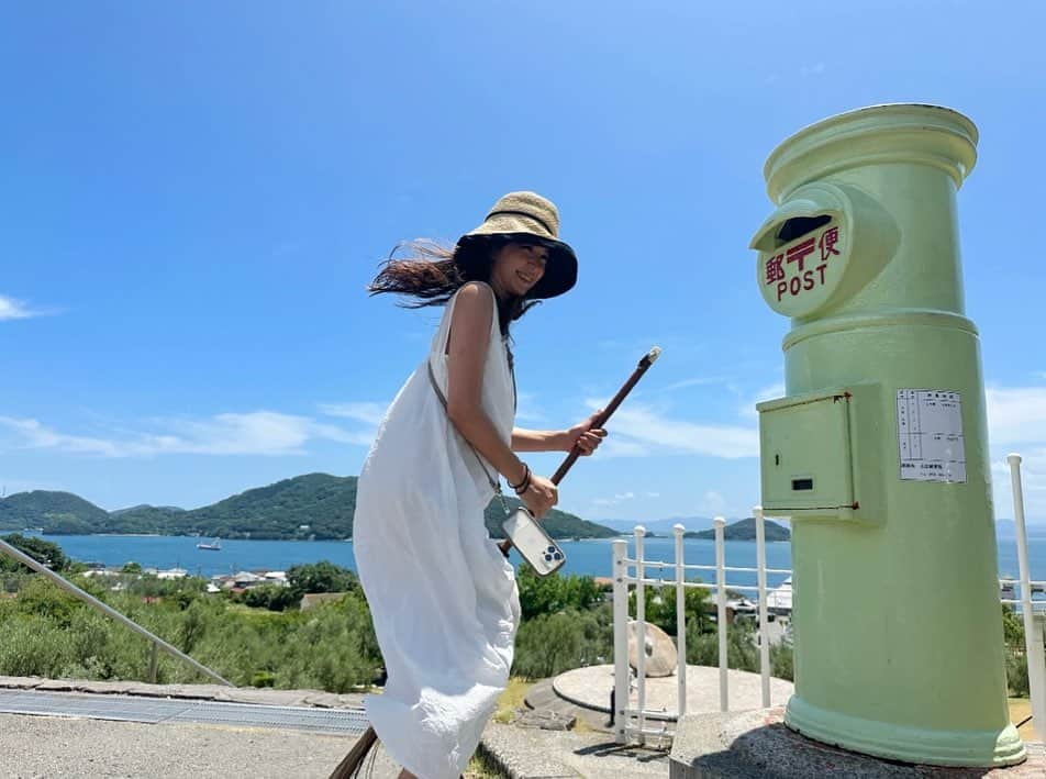 内山絵里加のインスタグラム：「・ ・ ほうきで飛ぼうとするなんて 小学生ぶりの挑戦🧹笑 ・ なつやすみに行った小豆島。 実写版魔女の宅急便のロケ地だったそうで みなさん空飛ぶ写真を撮ろうとジャンプしていました。 わたしもやるきまんまんで、チャレンジ！！ ・ ..気持ちとはうらはらに 何度挑戦しても、地上から数センチしか浮かない私。 イメージでは、もっと飛べるんだけどなあ🤔 おかしいなあ。歳かしら..汗 日頃の運動不足が露呈したうえ まったく映え写真が撮れなかったのも、いい思い出👒 楽しかったから、はなまるです🫶 ・ 毎週土曜日13:00から放送中の『それいけ！曖昧moco』 "それいけ！"は、実はみなさんのもとに行きますよ𓂃 🧹 という意味なのです！ ということで 📍10月14日(土)は浜松市天竜区水窪町　 スーパーまきうちにて、公開生放送！ それいけーーー！と みなさんに会いに行きます🫶 水窪でお会いしましょう🌱 ・ #小豆島 #夏の思い出 #なつやすみ #魔女の宅急便 #オリーブ公園」