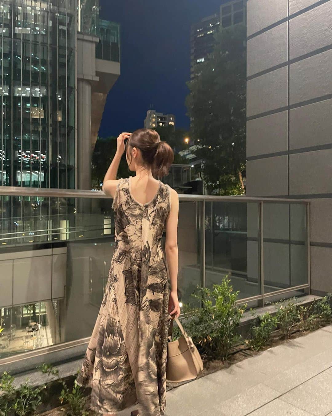 のインスタグラム：「ポニーテール成功したので珍しく後ろ姿🌛 これは先月半ばくらいの写真だけど、 もう長袖じゃないと厳しい寒さだね〜」
