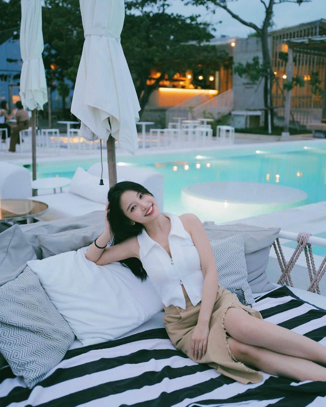 蔡瑞雪（Ruixue Tsai）さんのインスタグラム写真 - (蔡瑞雪（Ruixue Tsai）Instagram)「連假最後一天～ 我在飯店房間讀劇本+經痛🥺 希望明天工作前能速速恢復元氣٩(˃̶͈̀௰˂̶͈́)و  我只能發之前在泰國的度假照了~~⛱️」10月10日 19時41分 - snowbabyq