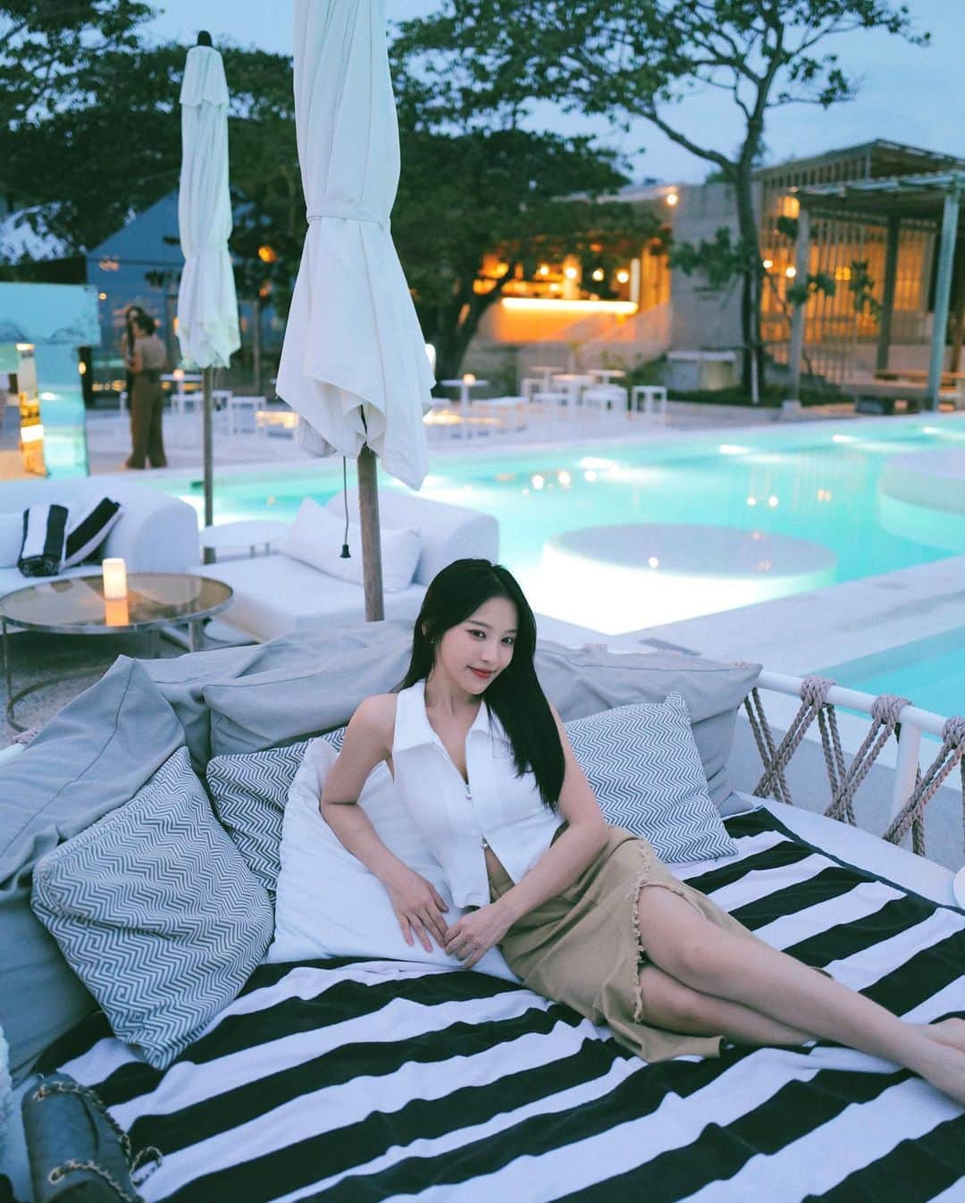 蔡瑞雪（Ruixue Tsai）さんのインスタグラム写真 - (蔡瑞雪（Ruixue Tsai）Instagram)「連假最後一天～ 我在飯店房間讀劇本+經痛🥺 希望明天工作前能速速恢復元氣٩(˃̶͈̀௰˂̶͈́)و  我只能發之前在泰國的度假照了~~⛱️」10月10日 19時41分 - snowbabyq