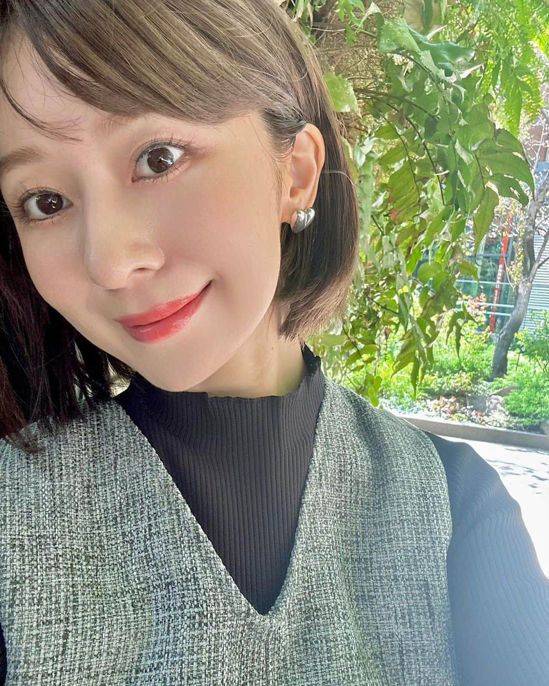 水野佐彩のインスタグラム：「・ 最近のお気に入り💛 @loccitane_jp  イモーテル オーバーナイトリセットセラム✨  寝不足や季節の変わり目の乾燥などで 肌にストレスを感じたときに 夜のお手入れにプラスしている美容液💛  眠っている間に集中ケアしてくれるので 翌朝のお肌のハリ、艶が増して メイクのりもすごくよくなるの🥰✨✨  とろみのあるテクスチャーでも ベタつかないところが好きなんですが 何より香りが最っっ高🥹✨✨ 眠りに寄り添うような穏やかな香りで リラックス気分にさせてくれます💕💕 夜使うスキンケアで 睡眠に寄り添ってくれる香りのアイテムは 本当に重宝します✨  艶々なお肌でずっと居たいから これからも夜のお手入れ頑張ろう💗  #PR #ロクシタン #loccitanepr #イモーテルオーバーナイトリセットセラム #夜用美容液 #美容液 #夜リセット @loccitane_jp」