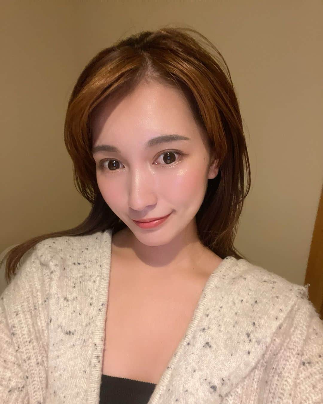 七原月乃のインスタグラム：「自分のことピカピカに磨いてやります🌜 とか言って早速頭の上荒れてますね🧠爆  一旦物理的にピカピカにしてみた🪄✨笑  ハイライト特にお気に入りすぎる🫶🏼  @yeau_official」