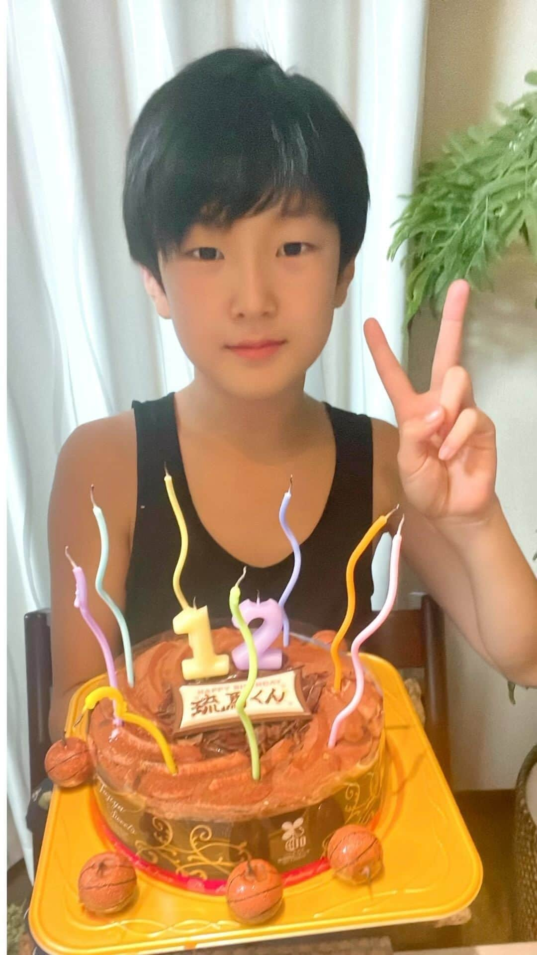 みかんのインスタグラム：「息子10月2日で12歳になりました🥳 琉馬よ✨おめでとう🎊 来年はいよいよ中学生かぁ‼️ 早いな〜💦 とにかく元気で健康でいてくれたら 母はそれで良し👍 トラブルは極力控えめでお願いします🙏笑  好きな事を突き詰めてもらえたら 嬉しいなぁ🥰 12歳の少年よ‼️がんばりたまえ💪  #息子 #誕生日 #10月2日 #おめでとう」