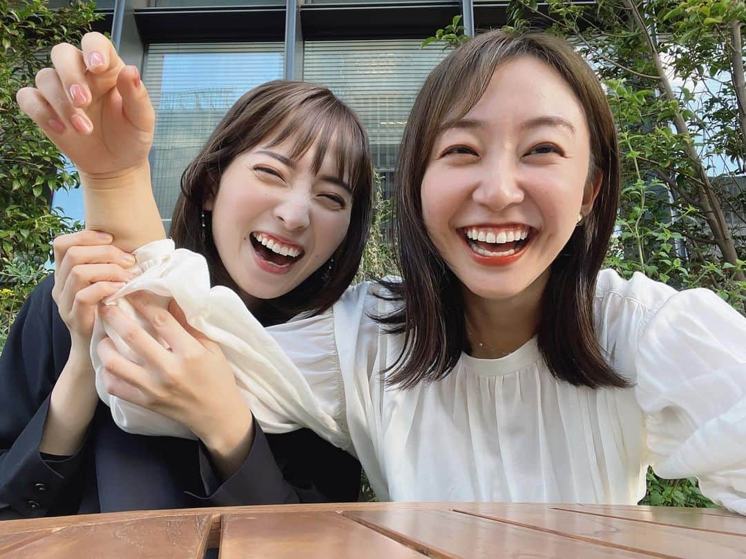 杉原凜さんのインスタグラム写真 - (杉原凜Instagram)「新名真愛ちゃん(@shimmyomai )。まいころ🫶 なんだかよくわからないけど私の腕を持ち上げてくれました。なにこれ😂 学生のころからこんなかんじです。笑」10月10日 19時35分 - sugihara_rin
