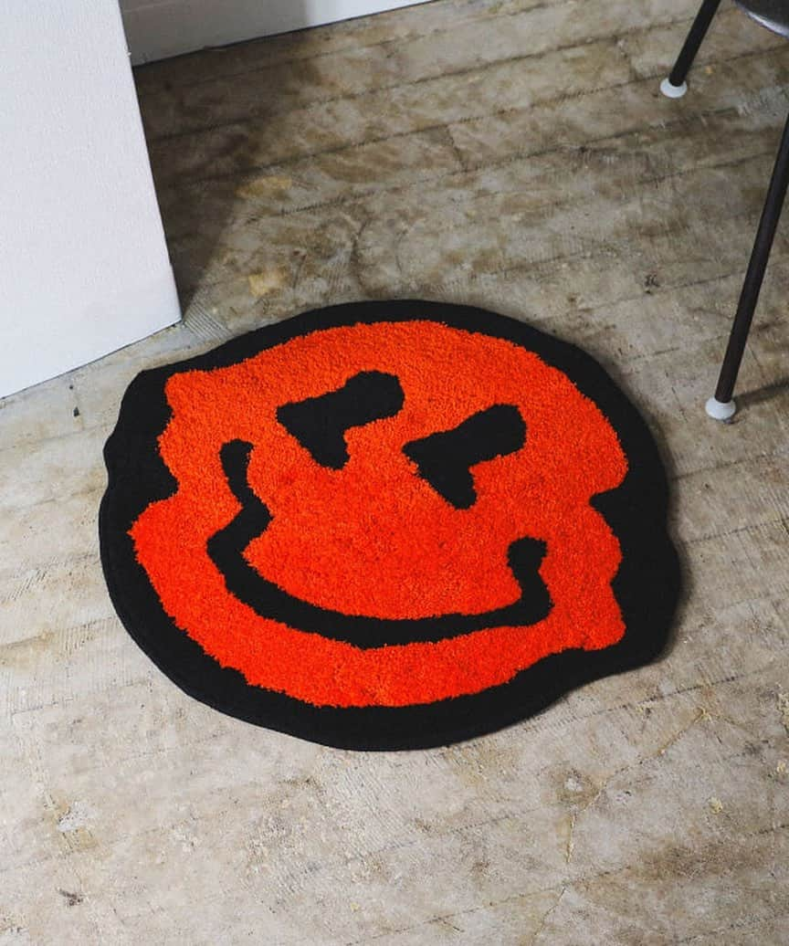 BEAMS ZAKKAさんのインスタグラム写真 - (BEAMS ZAKKAInstagram)「. SECOND LAB. / SMILE RUG MAT ¥11,000 （税込）  ゆがんだスマイルがキャッチーな、コンパクトラグです。床に敷いてコーナーマットとして使ったり、大きさのあるベンチなどに敷いても。アクリル製なので発色がよく、お部屋のワンポイントにちょうどよいアイテムです〈SECOND LAB.（セカンドラブ）〉ならではの、ポップなインテリアグッズです。  #beams #bprbeams #ビームス #secondlab  #rug #smile」10月10日 19時36分 - bpr_beams