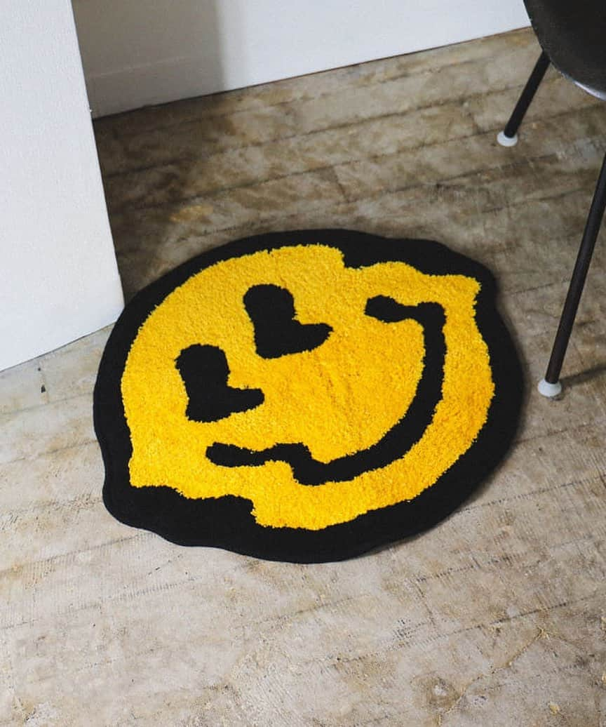 BEAMS ZAKKAさんのインスタグラム写真 - (BEAMS ZAKKAInstagram)「. SECOND LAB. / SMILE RUG MAT ¥11,000 （税込）  ゆがんだスマイルがキャッチーな、コンパクトラグです。床に敷いてコーナーマットとして使ったり、大きさのあるベンチなどに敷いても。アクリル製なので発色がよく、お部屋のワンポイントにちょうどよいアイテムです〈SECOND LAB.（セカンドラブ）〉ならではの、ポップなインテリアグッズです。  #beams #bprbeams #ビームス #secondlab  #rug #smile」10月10日 19時36分 - bpr_beams