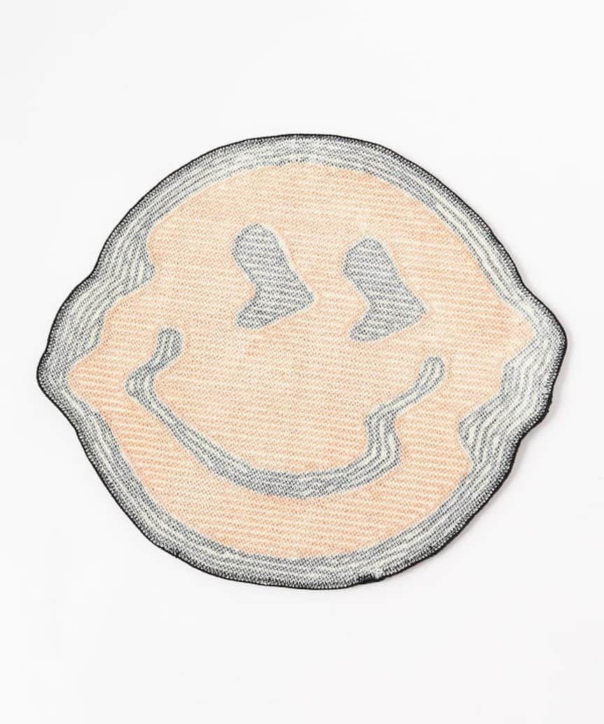 BEAMS ZAKKAさんのインスタグラム写真 - (BEAMS ZAKKAInstagram)「. SECOND LAB. / SMILE RUG MAT ¥11,000 （税込）  ゆがんだスマイルがキャッチーな、コンパクトラグです。床に敷いてコーナーマットとして使ったり、大きさのあるベンチなどに敷いても。アクリル製なので発色がよく、お部屋のワンポイントにちょうどよいアイテムです〈SECOND LAB.（セカンドラブ）〉ならではの、ポップなインテリアグッズです。  #beams #bprbeams #ビームス #secondlab  #rug #smile」10月10日 19時36分 - bpr_beams