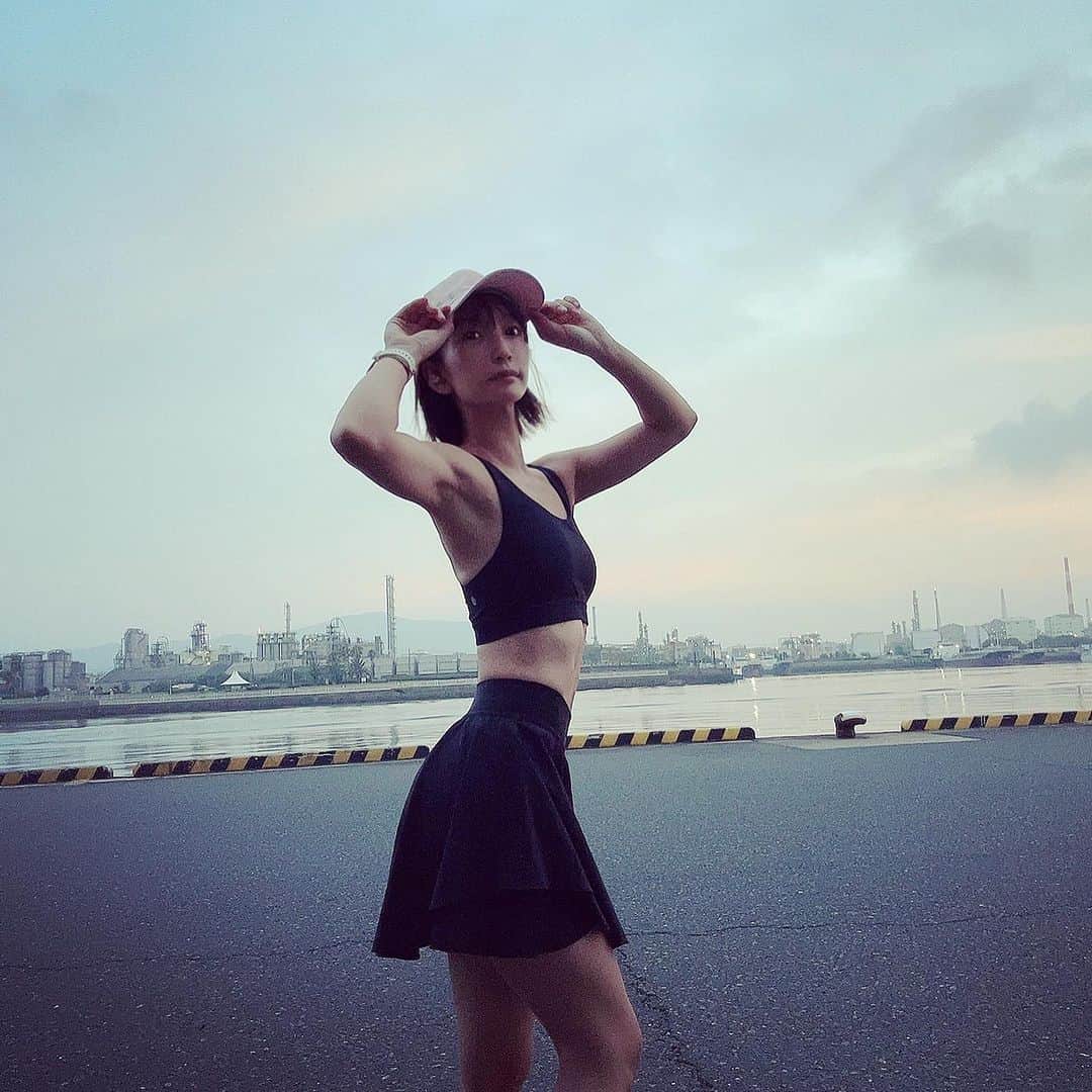 ぱつこのインスタグラム：「徳山の早朝ランを日課にできたらいいな✨  この日は曇りで日が上る時間も遅かったから日焼けも気にせず寝起き5分で走り始めました🏃‍♀️  走ってる途中に少し寝てたと思います（）  お仕事前に走るとむくみも取れるし頭がスッキリして予想もトークもはずむはずむ（⁈）」