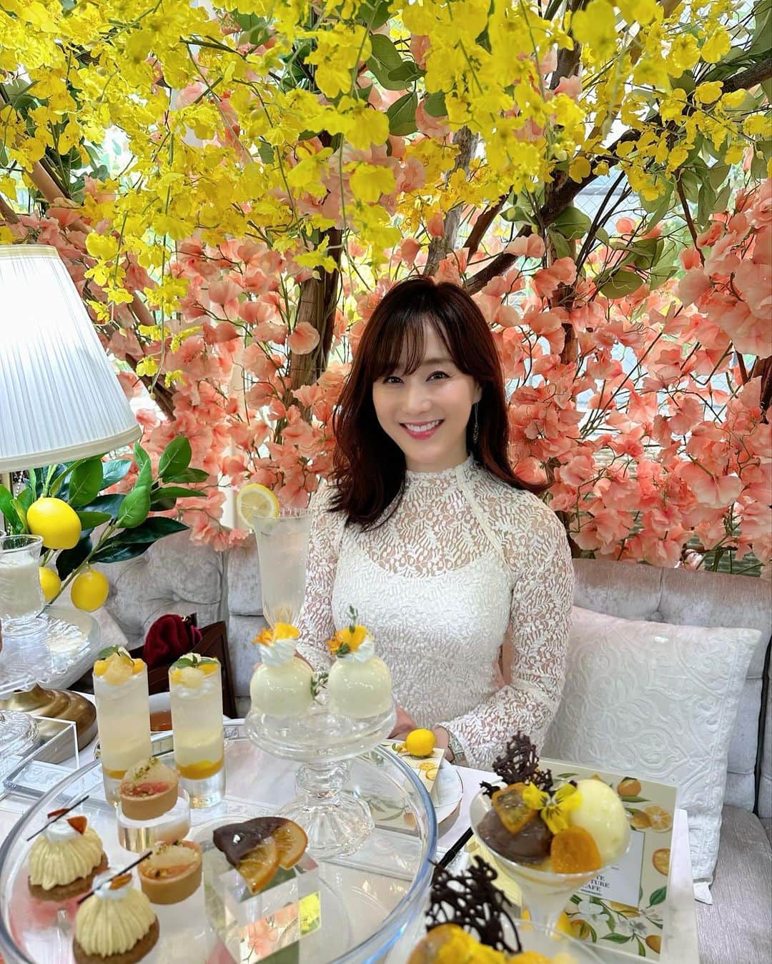 村上麻衣のインスタグラム：「党首もたまには、映える🤩🍋✨  『オートクチュールカフェ表参道店』 へ行ってきました。 @hautecouturecafe_official   ここは、季節によって内装もお料理も変わる、 空間ごと楽しめるアフタヌーンティ専門店です🫖✨  そしてこれは、 10/4~1ヶ月期間限定新メニュー✨ 🍋🍊Lemon and Orange Citrus Afternoon Tea🍋🍊  レモンやシトラス、オレンジを基調とした 爽やかで心躍る 異世界のような可愛い空間とスイーツの数々🍋✨  柚子やグレープフルーツシトラスの 爽やかなデザートが美味しくて可愛くて、 もうウキウキルンルンの贅沢な2時間でした🥹🩷  レモンクリームの生パスタや 柿と生ハムのサンド 栗のクリームポタージュと、 セイボリーも充実していて ランチとしても大満足です！  今日の投稿、キラキラ✨が止まらないわ〜笑  ぜひ皆さま 期間限定メニューお試しくださいね😊  📍HAUTE COTURE CAFE omotesando（オートクチュールカフェ表参道） 表参道駅から徒歩2分！ 東京都港区北青山３丁目９−１９  表参道391ANNEX2階　  メニューはこちら⇩  🍋🍊Lemon and Orange Citrus Afternoon Tea🍋🍊  【Parfait Glass】 Parfait シトラスと濃厚チョコレートのパルフェ 【Dessert stand】 ムースオショコラ　シトロン 2種グレープフルーツのタルティーヌ オレンジと京マロンのモンブラン シトロンジュレ、シトラスシャンティ、パッションソースのグラスヴェリーヌ オランジェット  【Front stand】 スモークサーモンとクリームチーズのサンド　カルパッチョ仕立て 紅茶鴨のロースト　オレンジマスタードソース　ふわふわマッシュポテト  【Back stand】 柿と生ハムのクロワッサンオープンサンド 栗のクリームポタージュ  【Pasta】 生パスタ　フェットチーネ　レモンクリーム　イベリコ豚のベーコンを添えて  【Free Drink】フリードリンク Tea (Ice/Hot) Earl Gray Darjeeling Orange rooibos Lemon Vanilla milk tea(ice) Coffee (Ice/Hot)  #hautecouturecafeomotesandou #hautecouturecafe #オートクチュールカフェ表参道 #オートクチュールカフェ #アフタヌーンティー#afternoontea #新店舗 #newopen#表参道カフェ #アフタヌーンティー #ヌン活 #アフヌン  #東京カフェ」