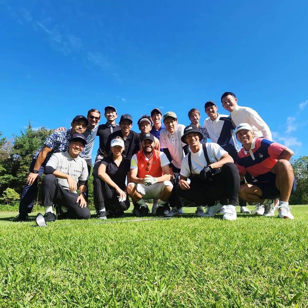 槙野智章さんのインスタグラム写真 - (槙野智章Instagram)「第一回Juan Mata(ファンマタ)カップ⛳️ 今回は元スペイン代表のマタ選手が ヴィッセル神戸に入団した時から言っている皆とゴルフがしたい!という事で、  選手、スタッフとファンマタコンペを開催 呼んで頂きました🥹  朝から飛行機で駆けつけ、 みんなとワイワイと最高に楽しい時間でした! 休みの日でもこうして、 選手やスタッフが集まり笑顔が絶えない時間を共有するのはいいよね^ ^  さぁ、しっかりリフレッシュしたし 残り優勝の為にみんな頑張れー🤩  #ゴルフ #golf  #ファンマタカップ #ゴルフファッション対決 #最下位は汰木 #寝癖すごい #タカはゴルフバックが派手すぎるからOB連発 #本多は閉会式出ずに帰宅」10月10日 19時49分 - makino.5_official