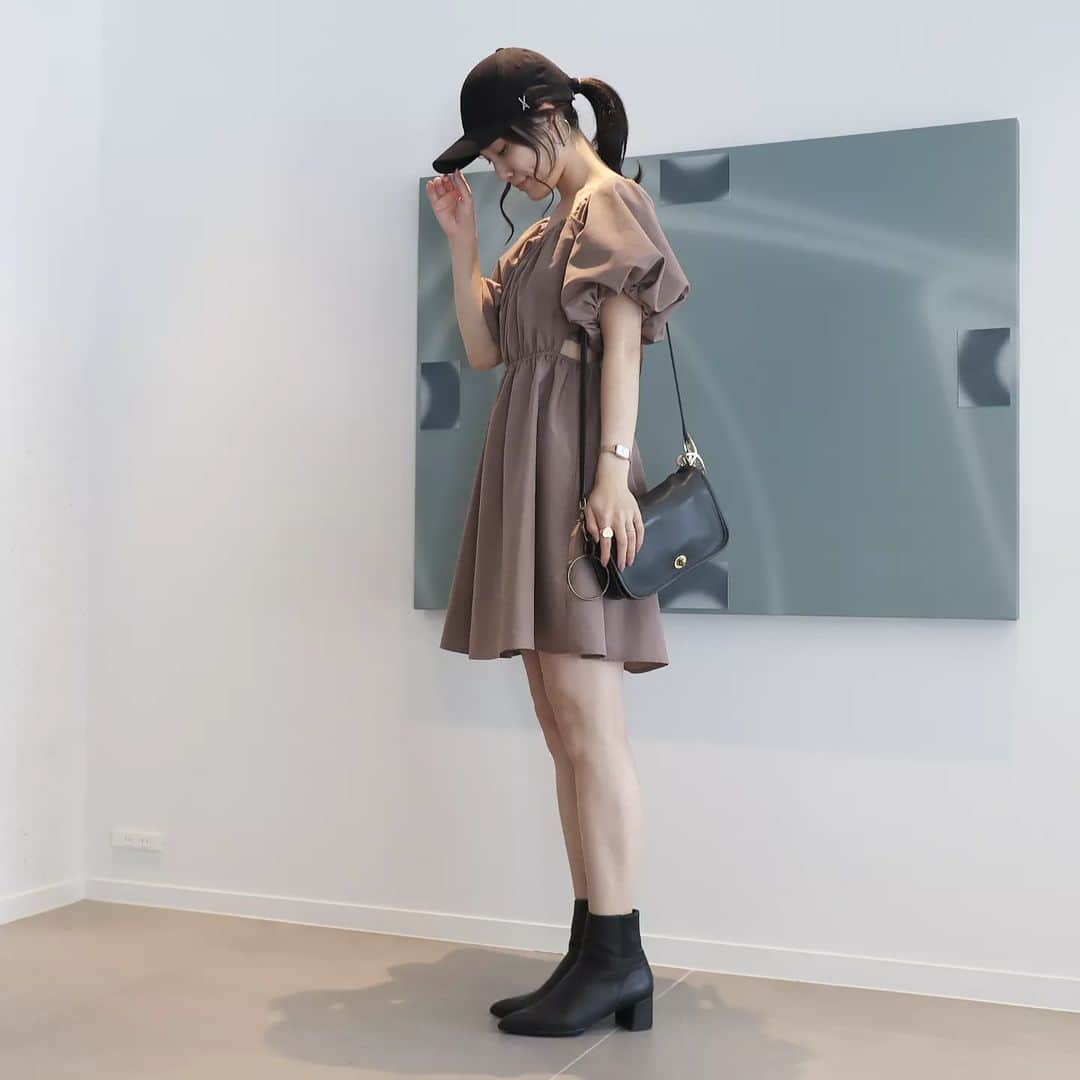 Eri Satoのインスタグラム：「【brown×blackコーデ】 · cap: @varzar.official_jp onepiece: @randa_pic shoes: @fitfit_official_ · 推し&最推しとお揃いのキャップがポイント🤣💗笑 ワンピースもめちゃ可愛くて気に入ってるんだけど 近所では着られない🥺笑 · こちらは馬喰町にある @dddhotel だよ とっても素敵なところ✨ 2階にカフェがあって そこがとってもお洒落なのー🥰 ランチしてきたから またアップするね💕 · · #RANDA#dddhotel #高身長コーデ#ママコーデ#カジュアル #ファッション#コーディネート#プチプラ#プチプラコーデ#秋コーデ#mamagirl#locari#partegram#きれいめカジュアル#お洒落さんと繋がりたい#さとえりおでかけ」