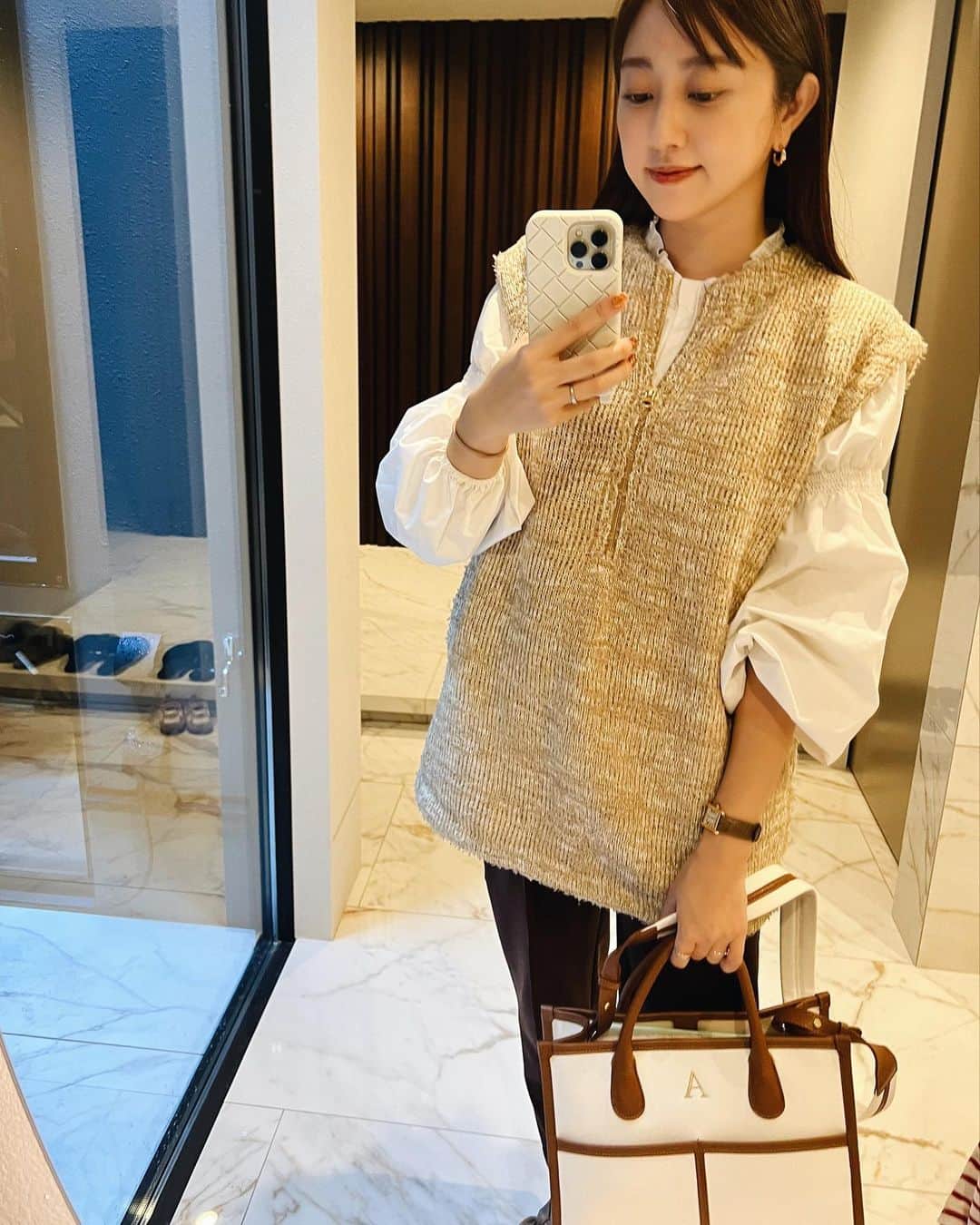 菊地亜美のインスタグラム：「. 3歳児検診無事終わり🙆‍♀️ 近所に良い感じのご飯屋さん見つけて、今日はサクッと食べて帰ってきました☺️ 暑いか寒いか分からないこの季節は服装が難しい😥  #thankyou#hiand#napaa#melyne」