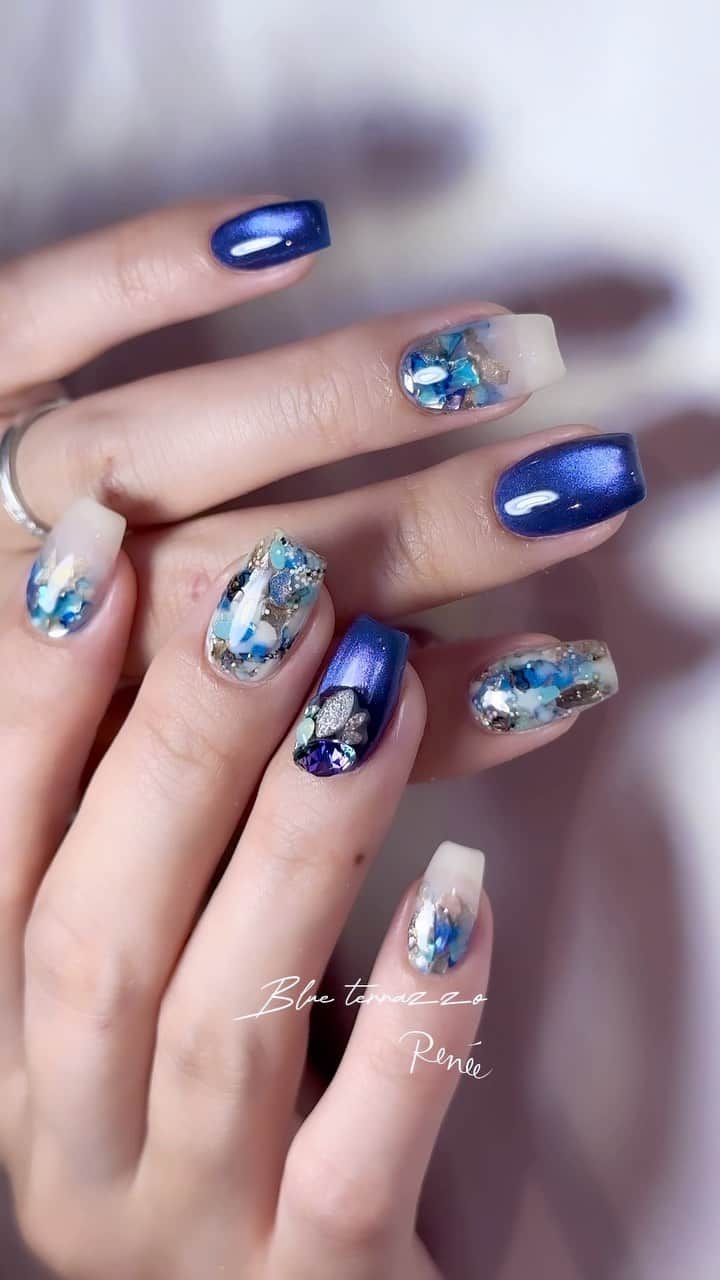 埜藤理恵のインスタグラム：「ブルー🫐でおまかせアート♡ ロイヤルブルーのマグネット 深海ぽくて好き🥹🫶🏻  □ Rie Nofujiプロデュース @tree01official エプロン 好評発売中  □ Renée professional brush シリーズ ＊オーバル ＊トップフレンチ ＊スマートフラット Renée web shop 全国ネイルディーラーにて発売中 プロフィールURLより飛べます  □ 店舗詳細 ⇩ 大阪府大阪市北区堂山町1-2 R&Eビル3階 am10:00〜pm20:00 JR大阪駅から徒歩7分 阪急梅田駅から徒歩7分 御堂筋梅田駅から徒歩7分  ご予約は サロンの公式LINEより受け付けております。 @rrieenee プロフィールURLより LINE飛べます。 LINEにて行き方動画も配信しておりますので ご参考くださいませ  #nailsalonRenee#ネイルサロンレネ #大阪ネイルサロン #梅田ネイルサロン #大阪ネイル#梅田ネイル」