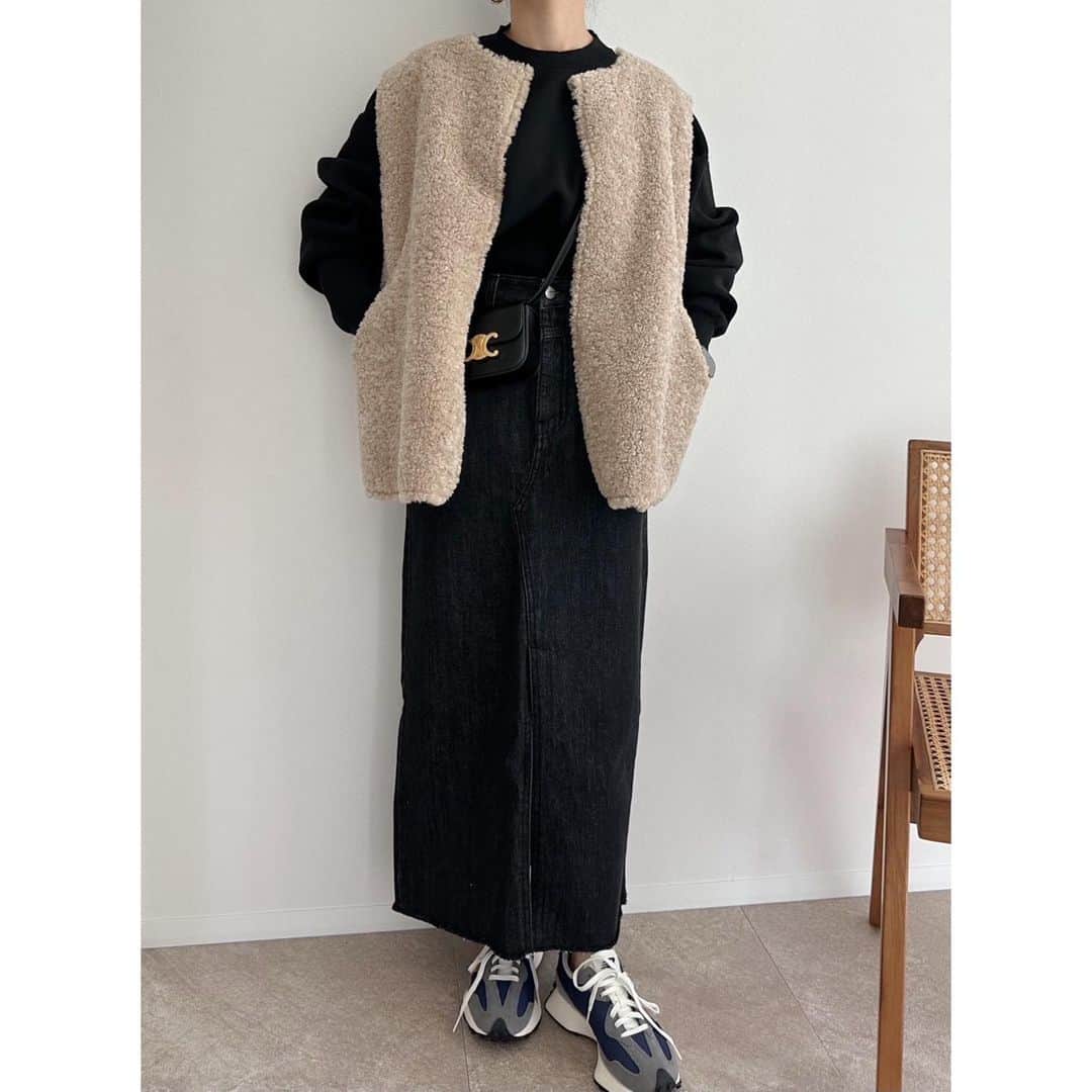 selectshop amieさんのインスタグラム写真 - (selectshop amieInstagram)「フロントスリットデニムスカート / black  ¥7990-  【Sサイズ】 ウエスト　約29cm 着丈　約85cm ヒップ　約43cm  【Mサイズ】 ウエスト　約31cm 着丈　約85cm ヒップ　約44cm  【Lサイズ】 ウエスト　約33cm 着丈　約85cm ヒップ　約45cm  約500枚売れた フロントスリットデニムスカートのブルーと同型のブラックデニムバージョンが入荷しました🤝🏻💓お客様からたくさんの嬉しいお言葉をもらえるデニムスカートです🥹 低身長でお洋服にお悩みの方 ぜひお試しください☺️💓🤝🏻  ---✂︎-----✂︎-----✂︎--- 低身長向けのお洋服 販売しております❤︎ @amie__1201  ぜひフォローお願いします☺︎ ---✂︎-----✂︎-----✂︎---  #低身長コーデ #低身長 #低身長ファッション #低身長女子 #低身長ママ  #プチプラコーデ #150cmコーデ #30代コーデ #おちびコーデ #148cmコーデ #149cmコーデ  #春コーデ #春服 #小柄コーデ #小柄女子 #小柄ファッション #小柄ママ #大人女子コーデ #低身長大人女子 #アラフォーママ #アラフォーコーデ」10月10日 19時43分 - amie__1201