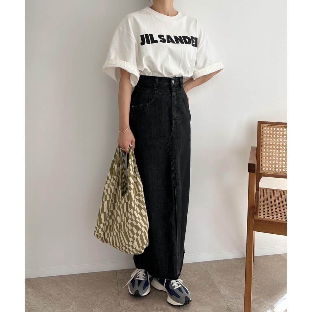 selectshop amieさんのインスタグラム写真 - (selectshop amieInstagram)「フロントスリットデニムスカート / black  ¥7990-  【Sサイズ】 ウエスト　約29cm 着丈　約85cm ヒップ　約43cm  【Mサイズ】 ウエスト　約31cm 着丈　約85cm ヒップ　約44cm  【Lサイズ】 ウエスト　約33cm 着丈　約85cm ヒップ　約45cm  約500枚売れた フロントスリットデニムスカートのブルーと同型のブラックデニムバージョンが入荷しました🤝🏻💓お客様からたくさんの嬉しいお言葉をもらえるデニムスカートです🥹 低身長でお洋服にお悩みの方 ぜひお試しください☺️💓🤝🏻  ---✂︎-----✂︎-----✂︎--- 低身長向けのお洋服 販売しております❤︎ @amie__1201  ぜひフォローお願いします☺︎ ---✂︎-----✂︎-----✂︎---  #低身長コーデ #低身長 #低身長ファッション #低身長女子 #低身長ママ  #プチプラコーデ #150cmコーデ #30代コーデ #おちびコーデ #148cmコーデ #149cmコーデ  #春コーデ #春服 #小柄コーデ #小柄女子 #小柄ファッション #小柄ママ #大人女子コーデ #低身長大人女子 #アラフォーママ #アラフォーコーデ」10月10日 19時43分 - amie__1201