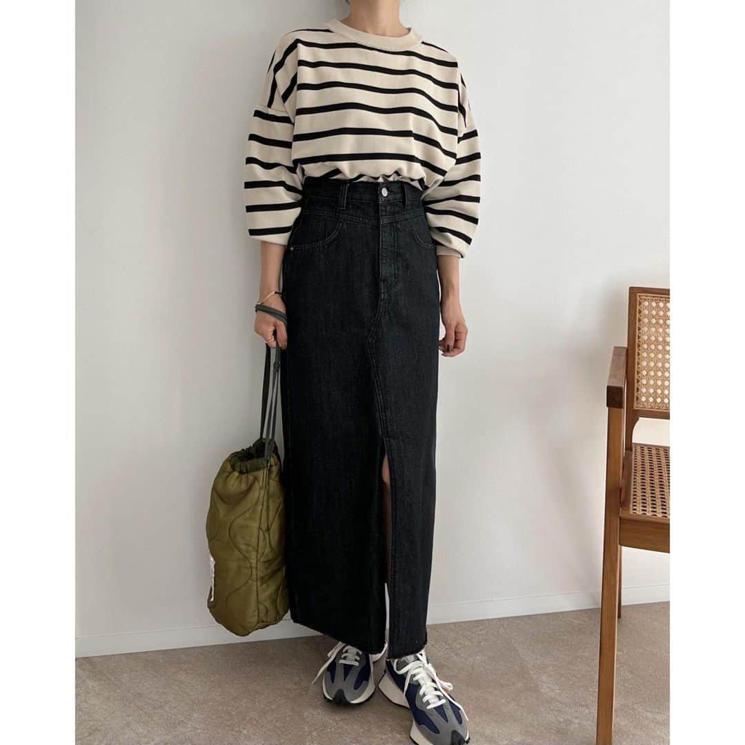 selectshop amieさんのインスタグラム写真 - (selectshop amieInstagram)「フロントスリットデニムスカート / black  ¥7990-  【Sサイズ】 ウエスト　約29cm 着丈　約85cm ヒップ　約43cm  【Mサイズ】 ウエスト　約31cm 着丈　約85cm ヒップ　約44cm  【Lサイズ】 ウエスト　約33cm 着丈　約85cm ヒップ　約45cm  約500枚売れた フロントスリットデニムスカートのブルーと同型のブラックデニムバージョンが入荷しました🤝🏻💓お客様からたくさんの嬉しいお言葉をもらえるデニムスカートです🥹 低身長でお洋服にお悩みの方 ぜひお試しください☺️💓🤝🏻  ---✂︎-----✂︎-----✂︎--- 低身長向けのお洋服 販売しております❤︎ @amie__1201  ぜひフォローお願いします☺︎ ---✂︎-----✂︎-----✂︎---  #低身長コーデ #低身長 #低身長ファッション #低身長女子 #低身長ママ  #プチプラコーデ #150cmコーデ #30代コーデ #おちびコーデ #148cmコーデ #149cmコーデ  #春コーデ #春服 #小柄コーデ #小柄女子 #小柄ファッション #小柄ママ #大人女子コーデ #低身長大人女子 #アラフォーママ #アラフォーコーデ」10月10日 19時43分 - amie__1201
