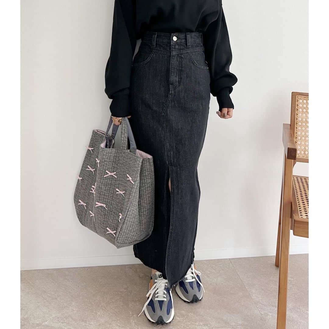 selectshop amieさんのインスタグラム写真 - (selectshop amieInstagram)「フロントスリットデニムスカート / black  ¥7990-  【Sサイズ】 ウエスト　約29cm 着丈　約85cm ヒップ　約43cm  【Mサイズ】 ウエスト　約31cm 着丈　約85cm ヒップ　約44cm  【Lサイズ】 ウエスト　約33cm 着丈　約85cm ヒップ　約45cm  約500枚売れた フロントスリットデニムスカートのブルーと同型のブラックデニムバージョンが入荷しました🤝🏻💓お客様からたくさんの嬉しいお言葉をもらえるデニムスカートです🥹 低身長でお洋服にお悩みの方 ぜひお試しください☺️💓🤝🏻  ---✂︎-----✂︎-----✂︎--- 低身長向けのお洋服 販売しております❤︎ @amie__1201  ぜひフォローお願いします☺︎ ---✂︎-----✂︎-----✂︎---  #低身長コーデ #低身長 #低身長ファッション #低身長女子 #低身長ママ  #プチプラコーデ #150cmコーデ #30代コーデ #おちびコーデ #148cmコーデ #149cmコーデ  #春コーデ #春服 #小柄コーデ #小柄女子 #小柄ファッション #小柄ママ #大人女子コーデ #低身長大人女子 #アラフォーママ #アラフォーコーデ」10月10日 19時43分 - amie__1201