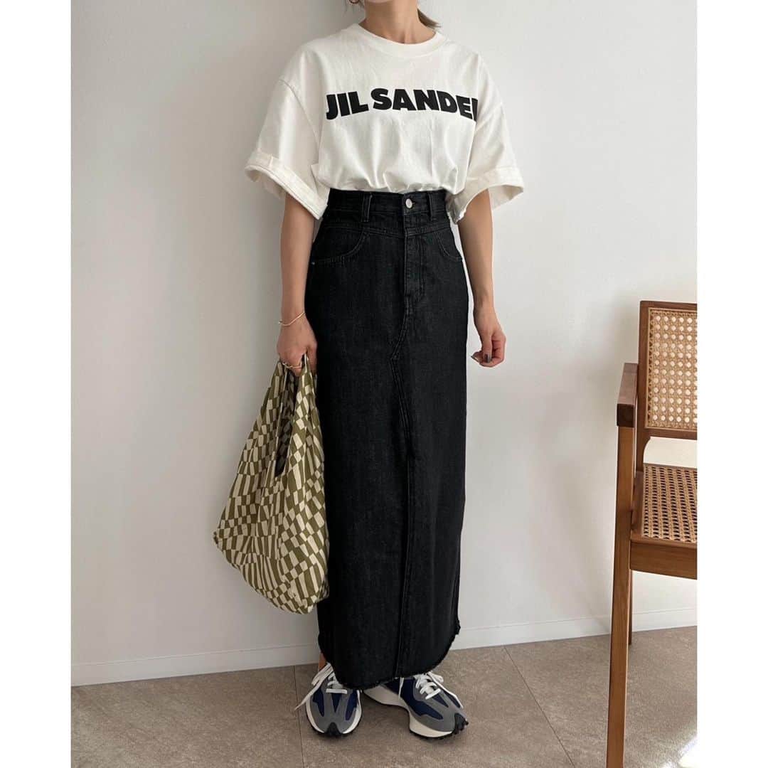 selectshop amieさんのインスタグラム写真 - (selectshop amieInstagram)「フロントスリットデニムスカート / black  ¥7990-  【Sサイズ】 ウエスト　約29cm 着丈　約85cm ヒップ　約43cm  【Mサイズ】 ウエスト　約31cm 着丈　約85cm ヒップ　約44cm  【Lサイズ】 ウエスト　約33cm 着丈　約85cm ヒップ　約45cm  約500枚売れた フロントスリットデニムスカートのブルーと同型のブラックデニムバージョンが入荷しました🤝🏻💓お客様からたくさんの嬉しいお言葉をもらえるデニムスカートです🥹 低身長でお洋服にお悩みの方 ぜひお試しください☺️💓🤝🏻  ---✂︎-----✂︎-----✂︎--- 低身長向けのお洋服 販売しております❤︎ @amie__1201  ぜひフォローお願いします☺︎ ---✂︎-----✂︎-----✂︎---  #低身長コーデ #低身長 #低身長ファッション #低身長女子 #低身長ママ  #プチプラコーデ #150cmコーデ #30代コーデ #おちびコーデ #148cmコーデ #149cmコーデ  #春コーデ #春服 #小柄コーデ #小柄女子 #小柄ファッション #小柄ママ #大人女子コーデ #低身長大人女子 #アラフォーママ #アラフォーコーデ」10月10日 19時43分 - amie__1201