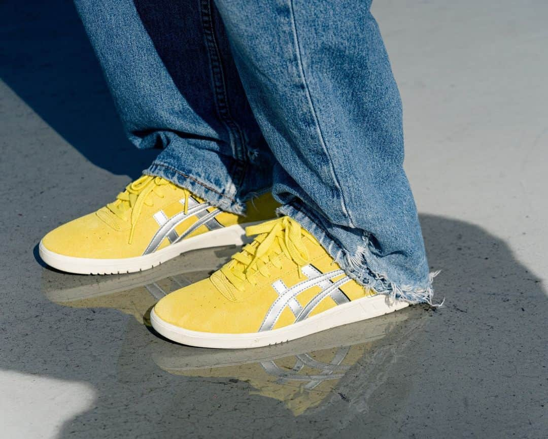 ASICS Tiger JAPANのインスタグラム：「. GEL-VICKKA PRO -VIBRANT YELLOW/PURE SILVER  2023.10.12 LAUNCH  [取扱店舗] ・アシックス公式ストア（原宿店・心斎橋店・オンラインストア）  1980年代発売のトレーニングタイプシューズ、「VICKKA」にインスパイアされ、トレーニング時の複雑な動きに対応するため設計された当時のソールを再現したライフスタイルシューズ、「GEL-VICKKA TRS」をスケートボード仕様にアップデート。アッパーの前足部は、1ピース構造を採用し剥がれのリスクを軽減。中敷きはスケートボード競技の動作分析からボード上での安定感を高めた設計。かかと部にはGELテクノロジーを搭載し、クッション性に優れた履き心地をサポート。クラシックなデザインがスケートボードシーンはもちろん、日常の様々なスタイルにも合わせやすい一足。  @asics_skateboarding  #GELVICKKAPRO  #ASICS #ASICSSportStyle #ASICSSkateboarding  #skateboarding #kicks #sneakers #sneakerhead #sneakerfam #シューズ #スニーカー #ファッション #カジュアル #カジュアルコーデ #ストリートファッション #ジャパスニ #スニーカーヘッズ #ストリートコーデ #コーディネート #スニーカー男子 #スニーカー女子」