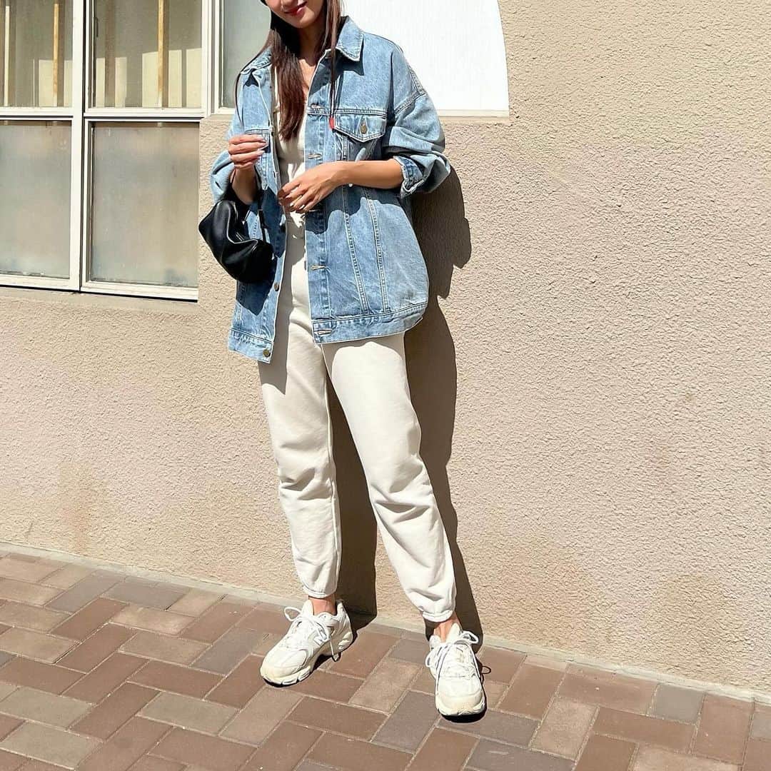 Nagiのインスタグラム：「楽ちんスウェット☺️  outer. #ungrid  bottom. #uniqlo  shoes. #newbalance   #code#fashion#コーデ#ファッション#カジュアル#code#fashion#コーデ#ファッション #スウェット#スニーカー」