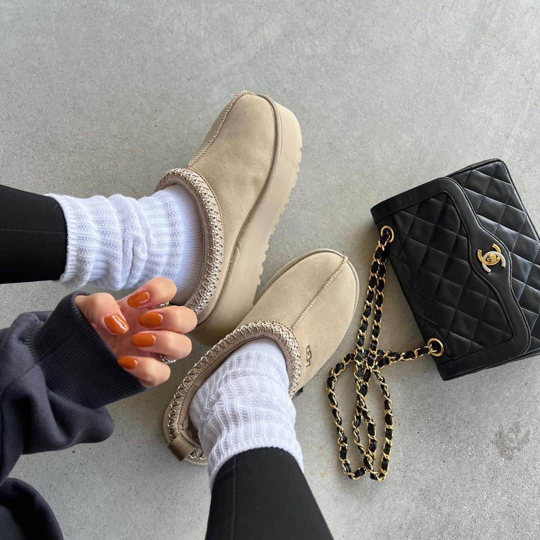 annaのインスタグラム：「.  今年仲間入りしたTazz🤎 可愛いなぁ😮‍💨🫶 @uggjapan   とセルフネイル💅♡♡  #ugg#アグ#tazz#セルフネイル#ジェルネイル#秋ネイル#ワンカラーネイル」