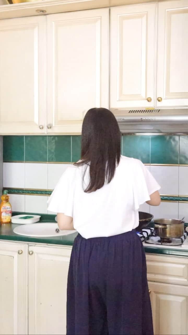 のインスタグラム：「Semenjak jadi ibu, masak jadi salah satu pekerjaan yang menyenangkan, tapi ampunnn deh kalau udah cuci piring 🫠   Untung aku pake sabun cuci piringnya dari @bagus.idn jadi ga perlu effort langsung sat set kinclong semua, buibu… beneran deh BAGUS ini membantu sekali! Buat kita beresin rumah jadi lebih mudah  #PALUBADA #MauBagusIngatBagus」