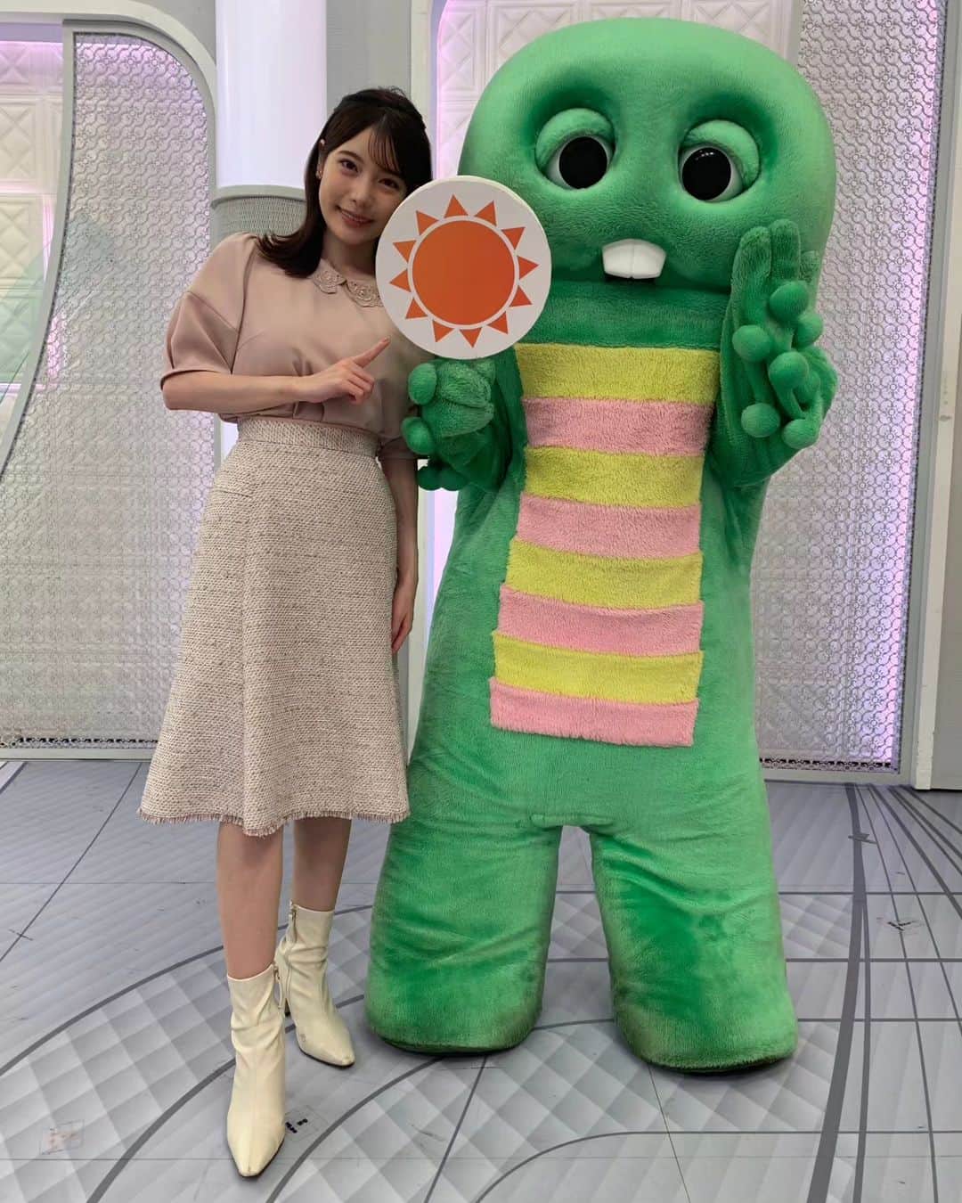 のインスタグラム：「関東あす「晴れてカラカラ」 日差しがたっぷり届き、空気も乾くので、絶好の洗濯日和になりそうです🌞  #イット #ソラよみ #竹俣紅　@benitakemata_official #ガチャピン　@gachapin_official #天気 #お天気」